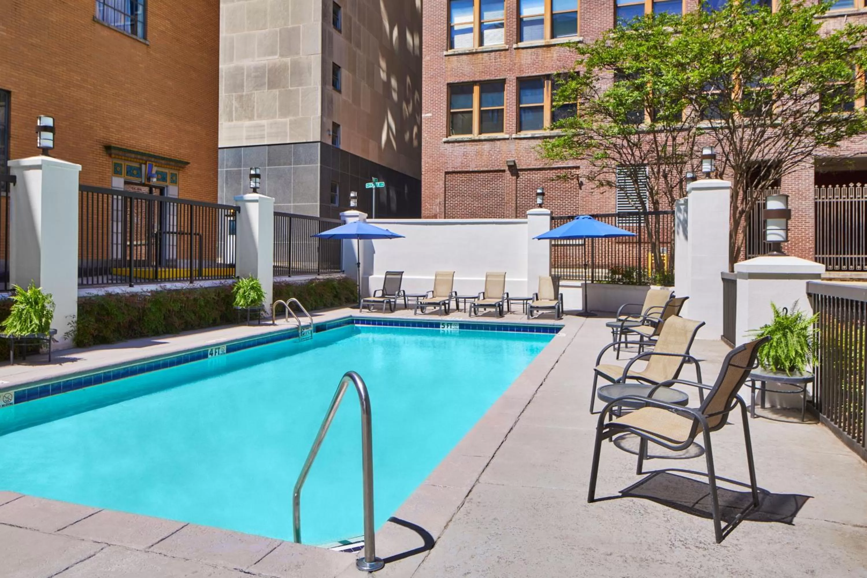 Swimming pool in SpringHill Suites Memphis Downtown
