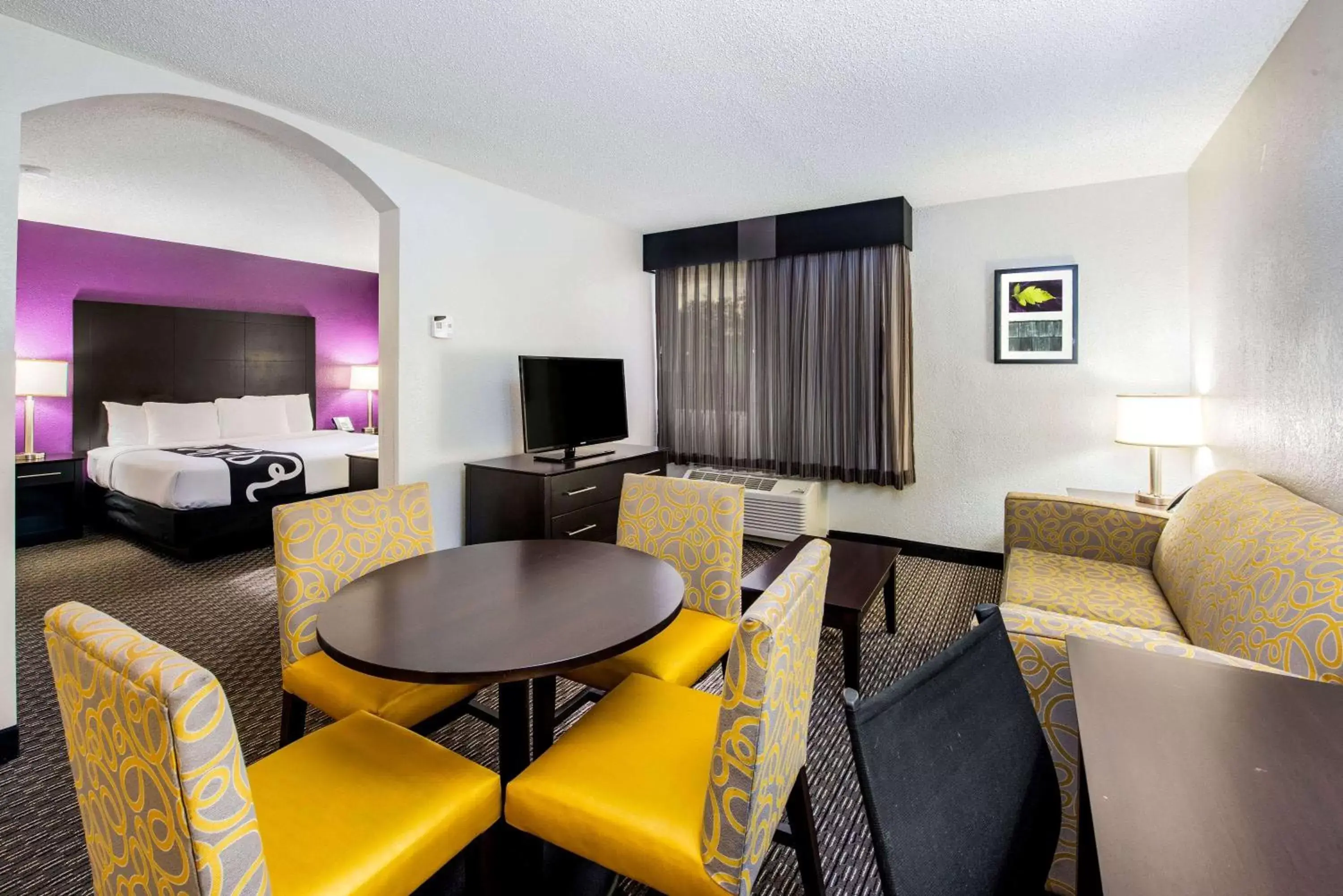 Photo of the whole room, Seating Area in La Quinta by Wyndham Fort Lauderdale Tamarac