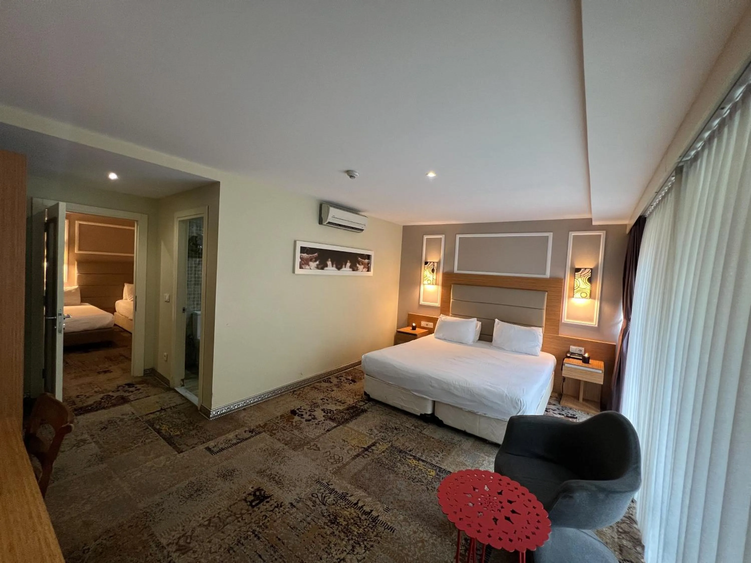 Photo of the whole room, Bed in All Seasons Hotel