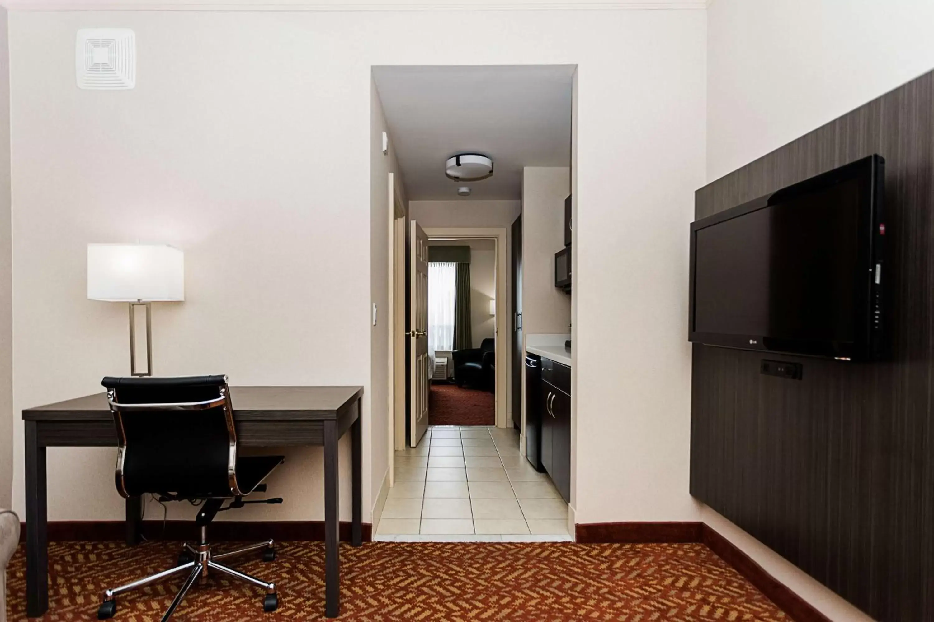 Photo of the whole room, TV/Entertainment Center in Best Western Inn On The Bay