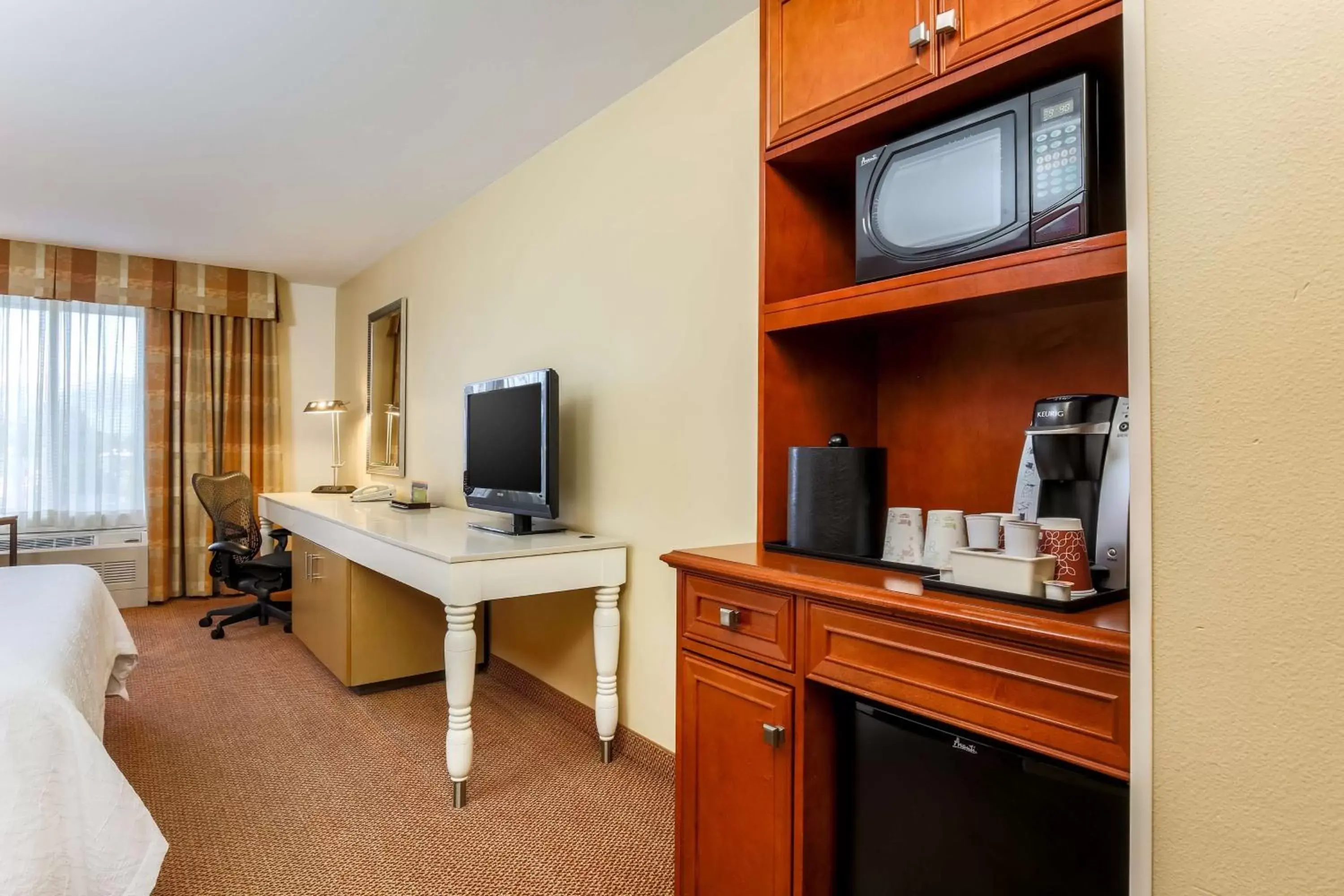 Bedroom, TV/Entertainment Center in Hilton Garden Inn Anchorage