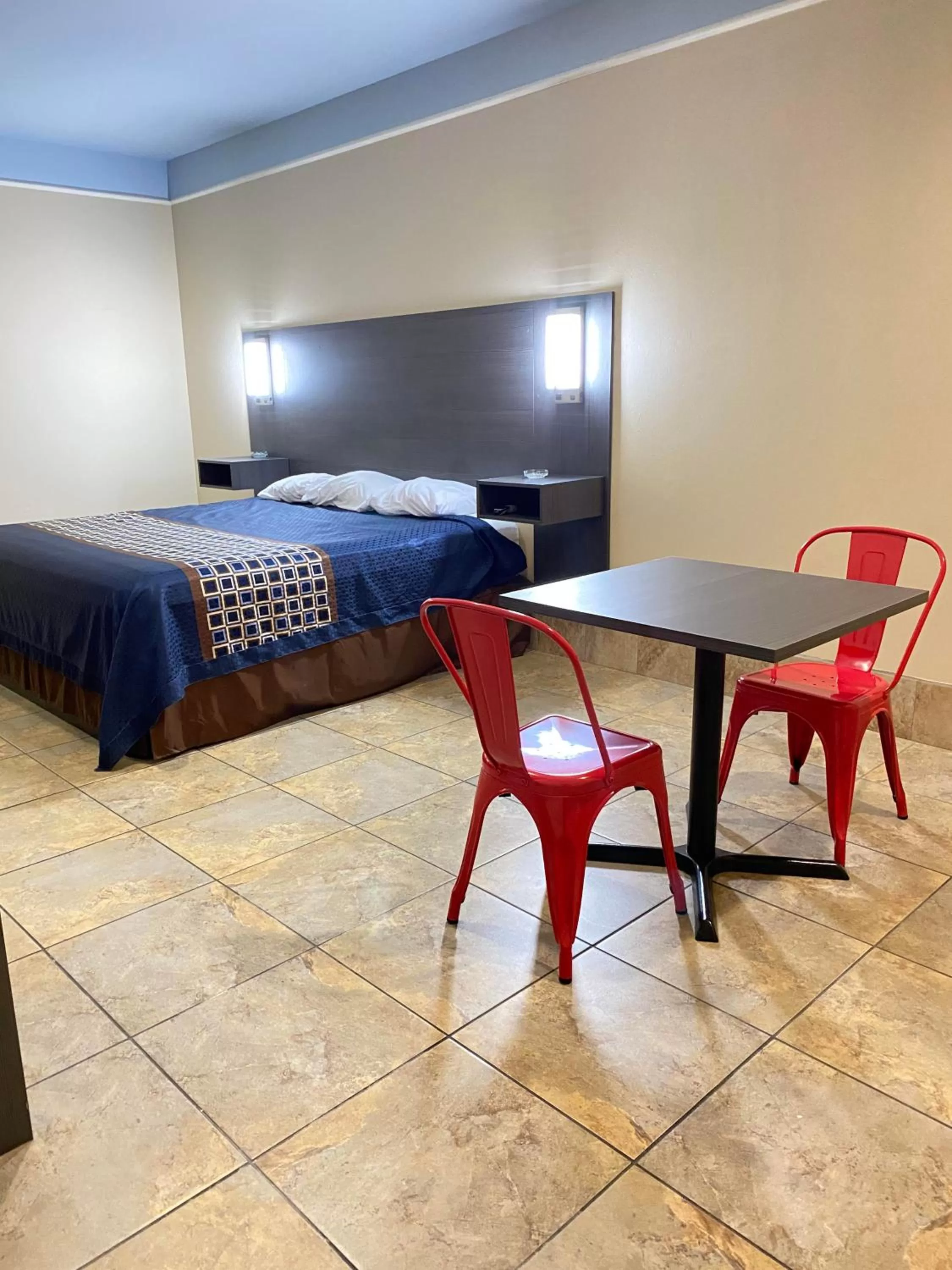 Bed in Texas Inn & Suites McAllen at La Plaza Mall and Airport
