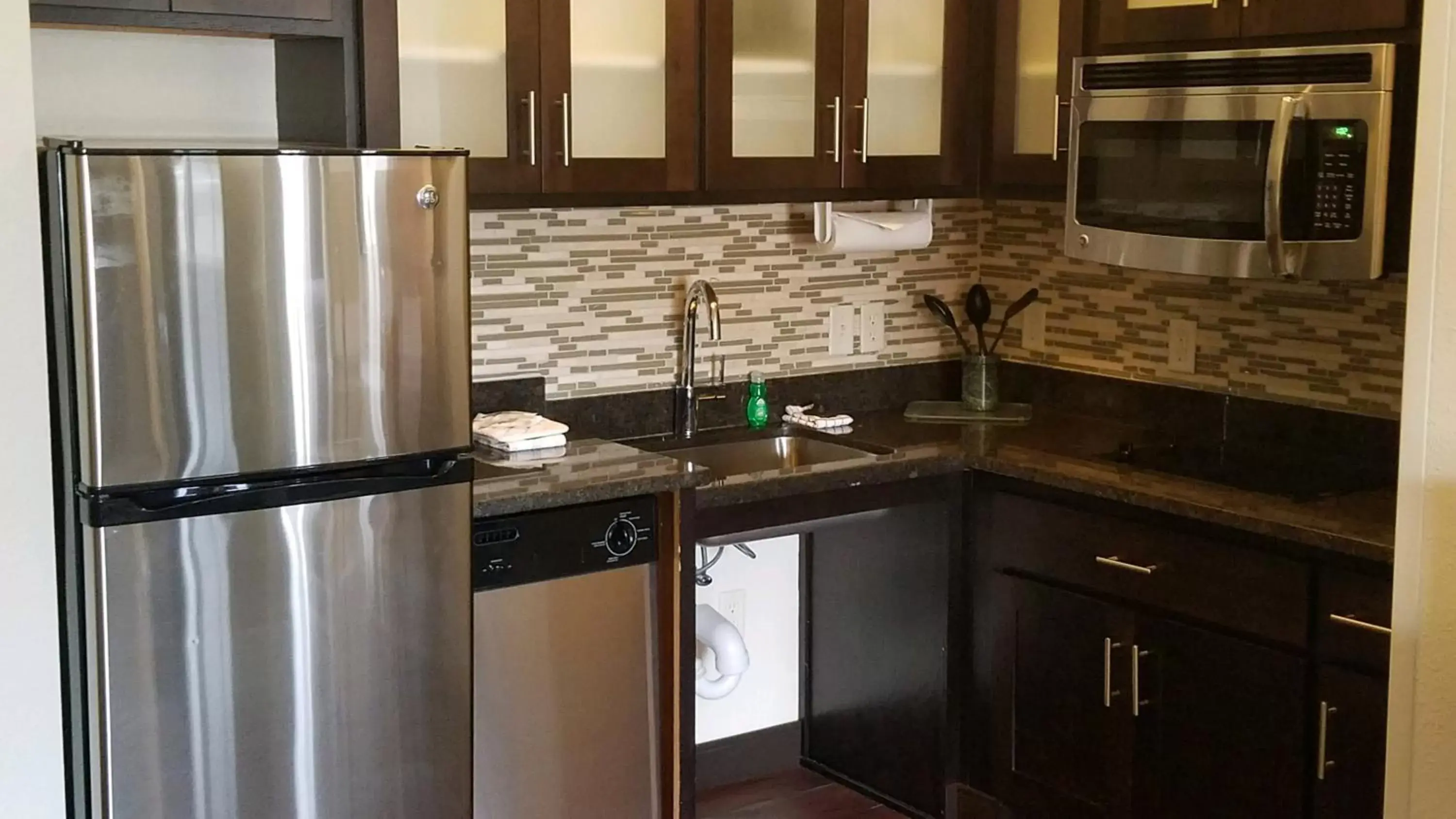 Kitchen or kitchenette, Kitchen/Kitchenette in Staybridge Suites Sioux Falls at Empire Mall, an IHG Hotel