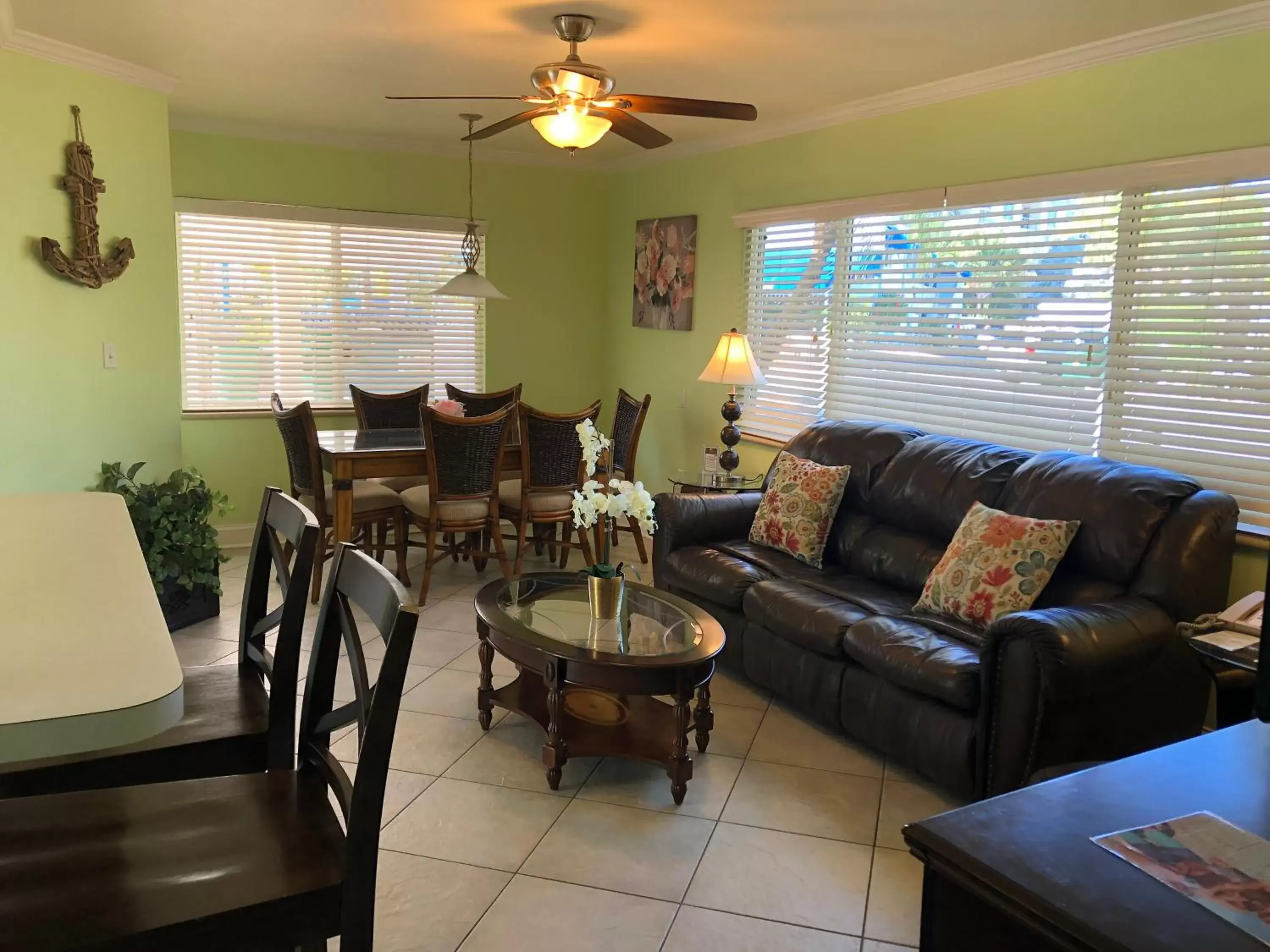 Living room in Tropical Beach Resorts - Sarasota