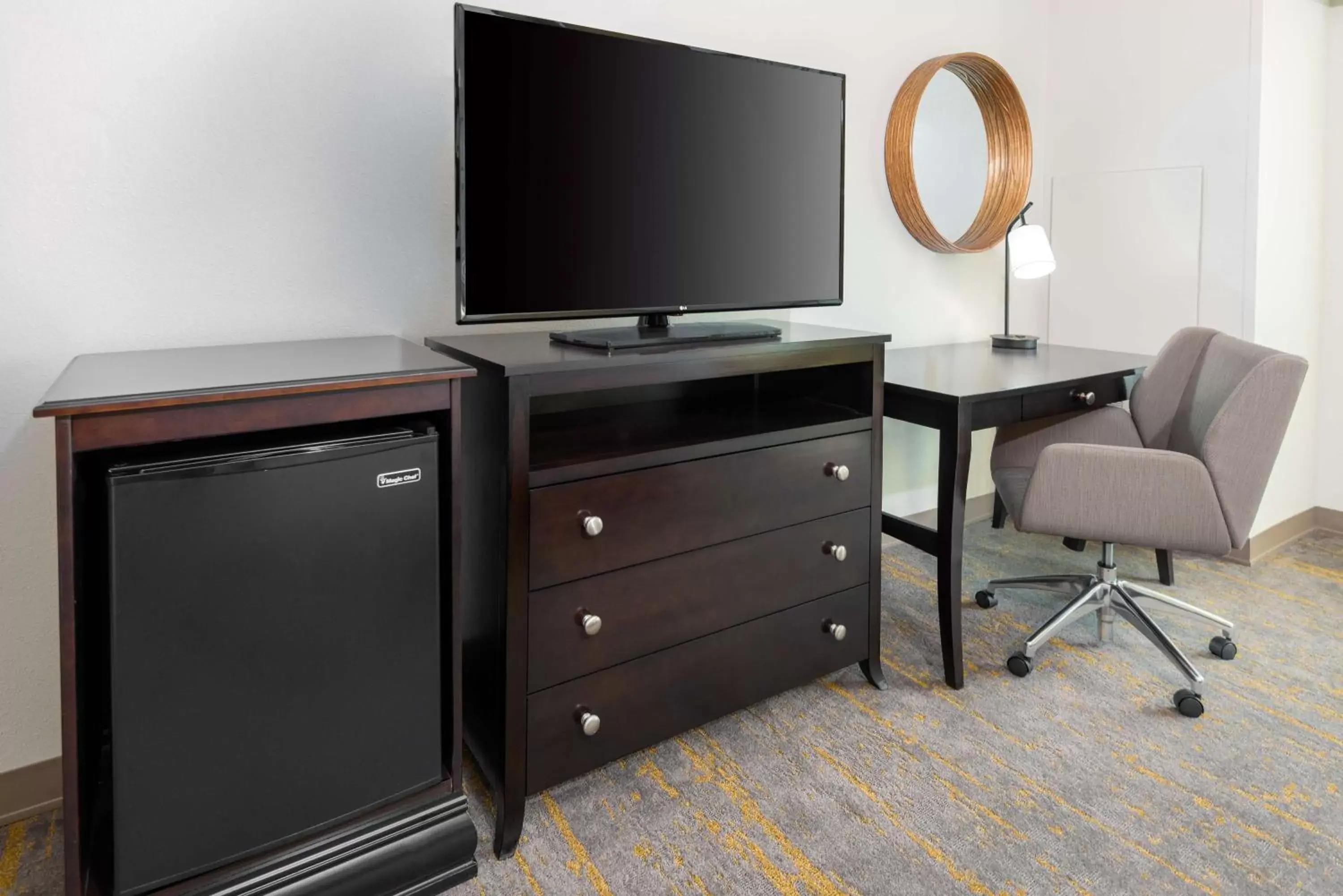 Bedroom, TV/Entertainment Center in Hampton Inn and Suites Sarasota/Lakewood Ranch