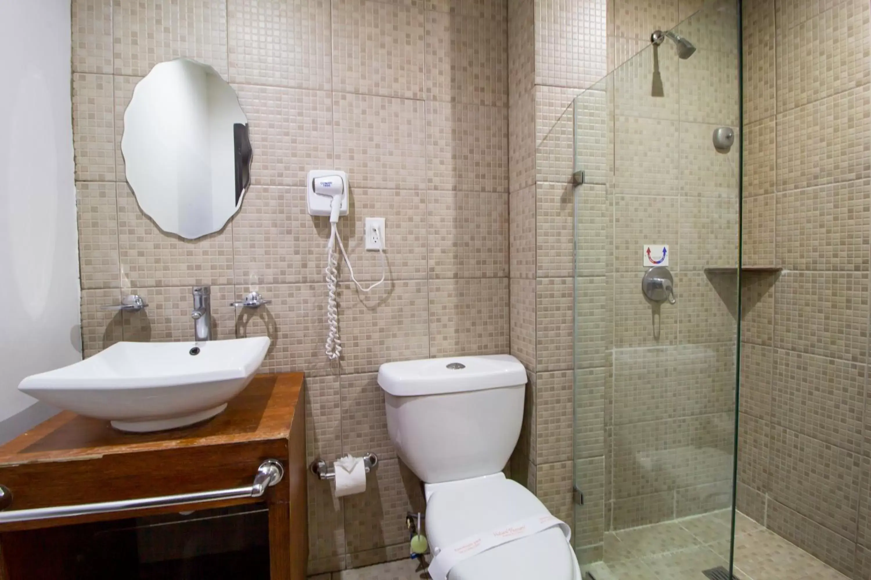 Shower, Bathroom in Hotel Merida