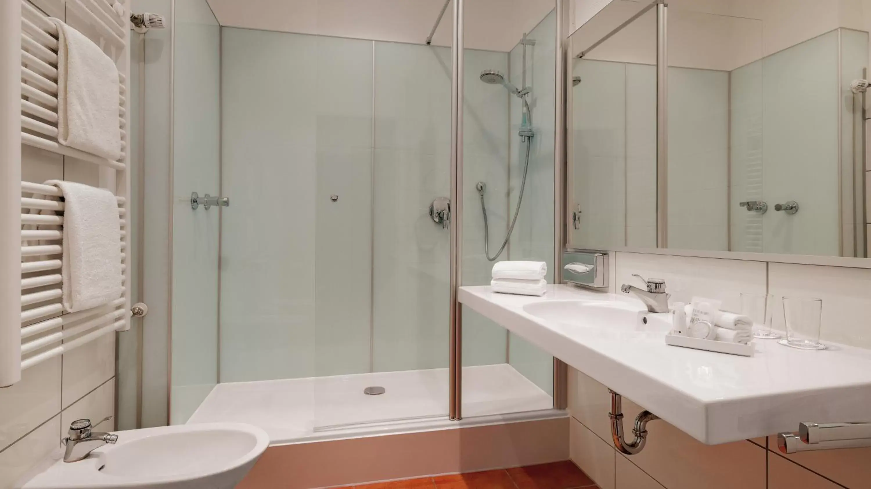 Shower, Bathroom in Rheinhotel Dreesen