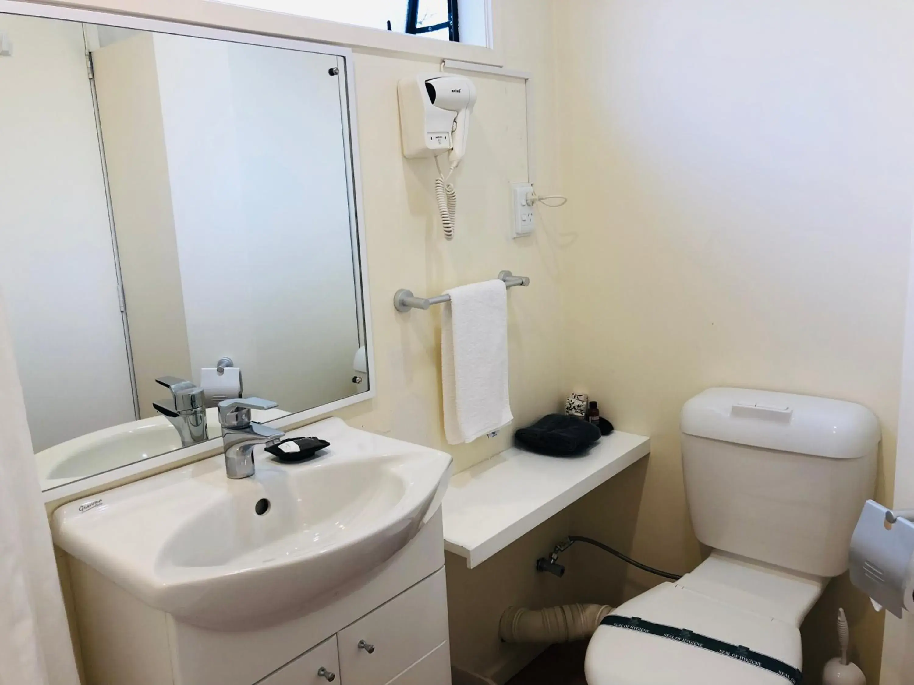 Bathroom in Tudor Court Motor Lodge Hotel