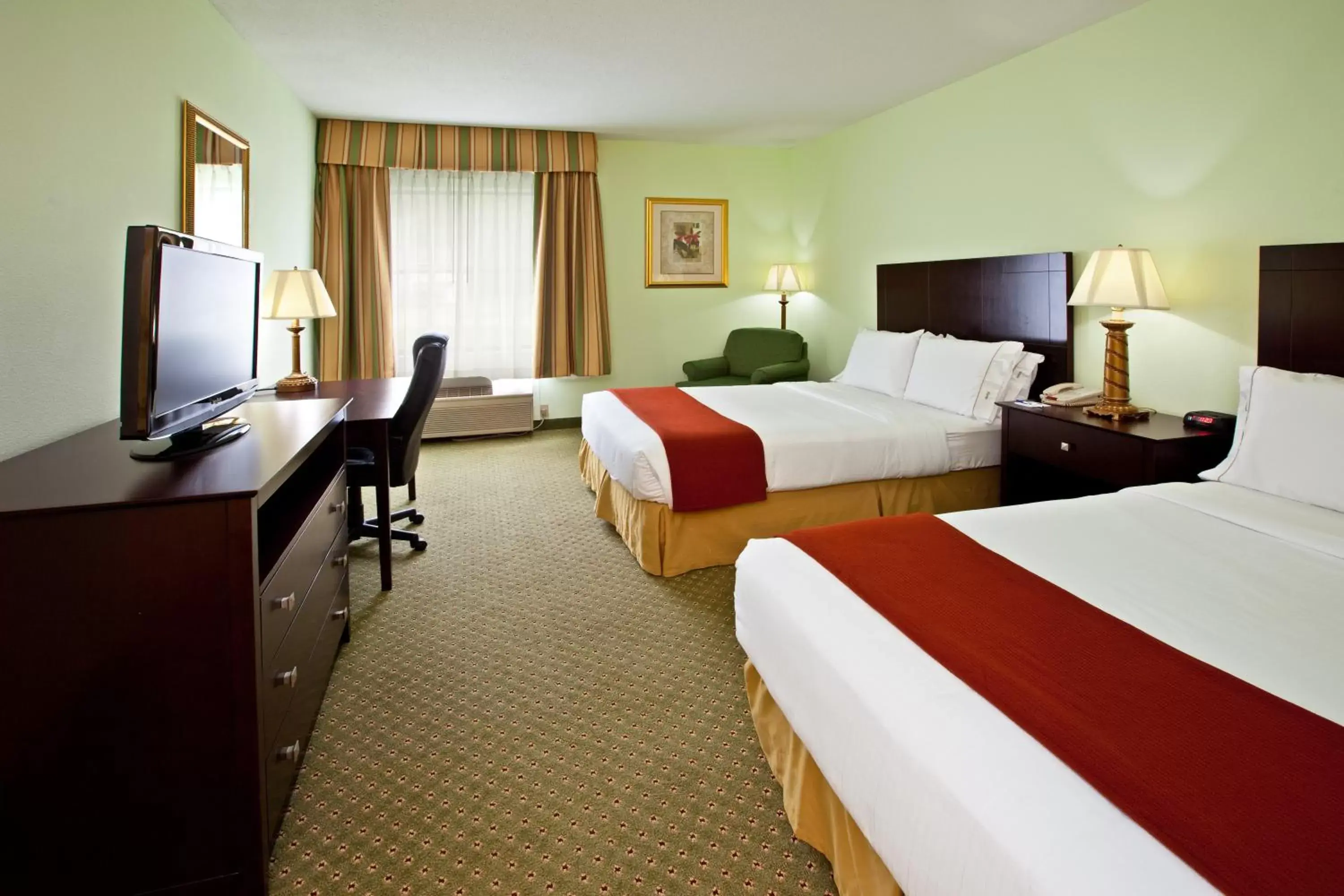 Photo of the whole room, Bed in Holiday Inn Express Scottsburg, an IHG Hotel
