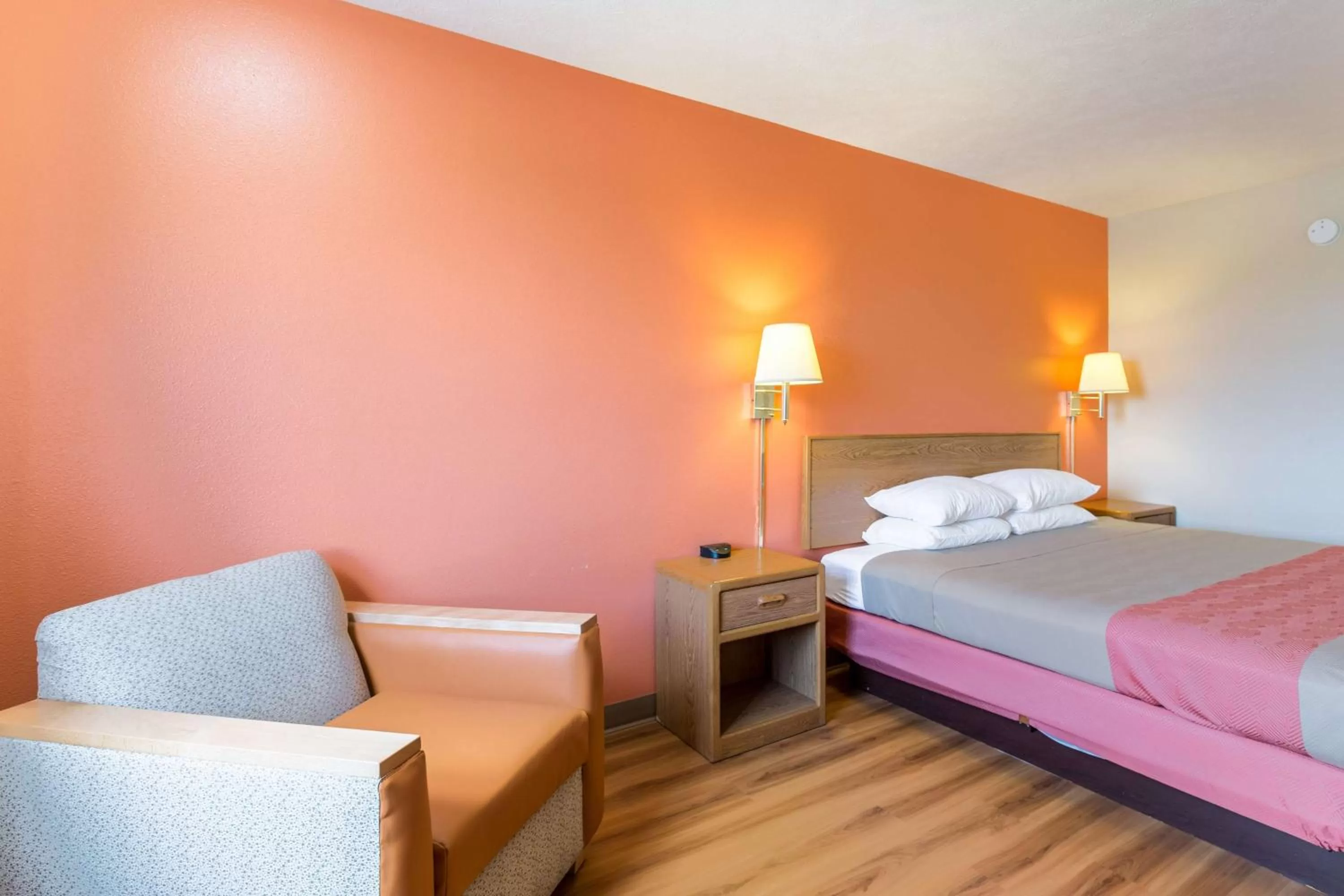 Photo of the whole room, Bed in Motel 6-Percival, IA