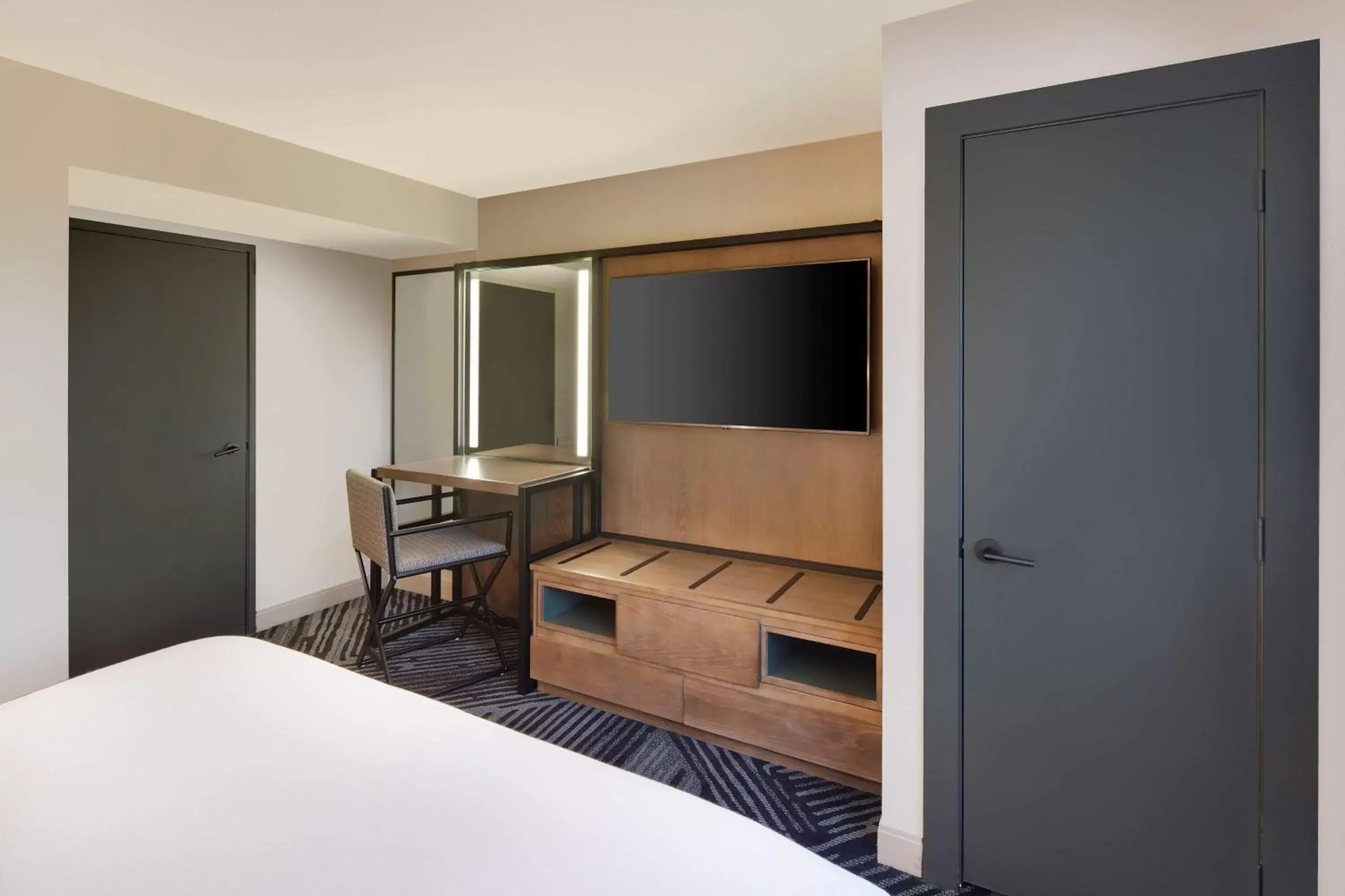 Bedroom, TV/Entertainment Center in Embassy Suites by Hilton San Rafael Marin County