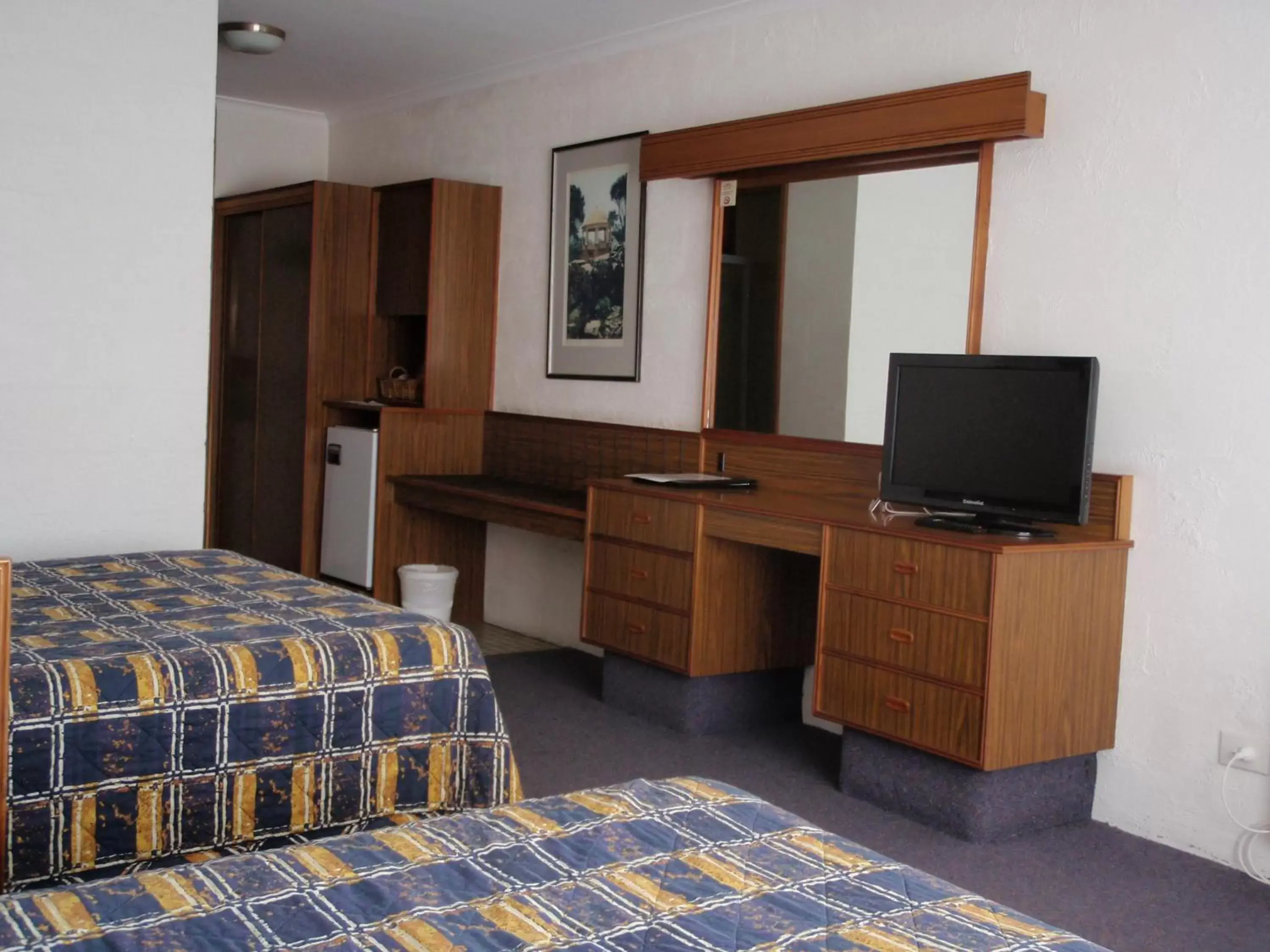 Bedroom, TV/Entertainment Center in West Coaster Motel