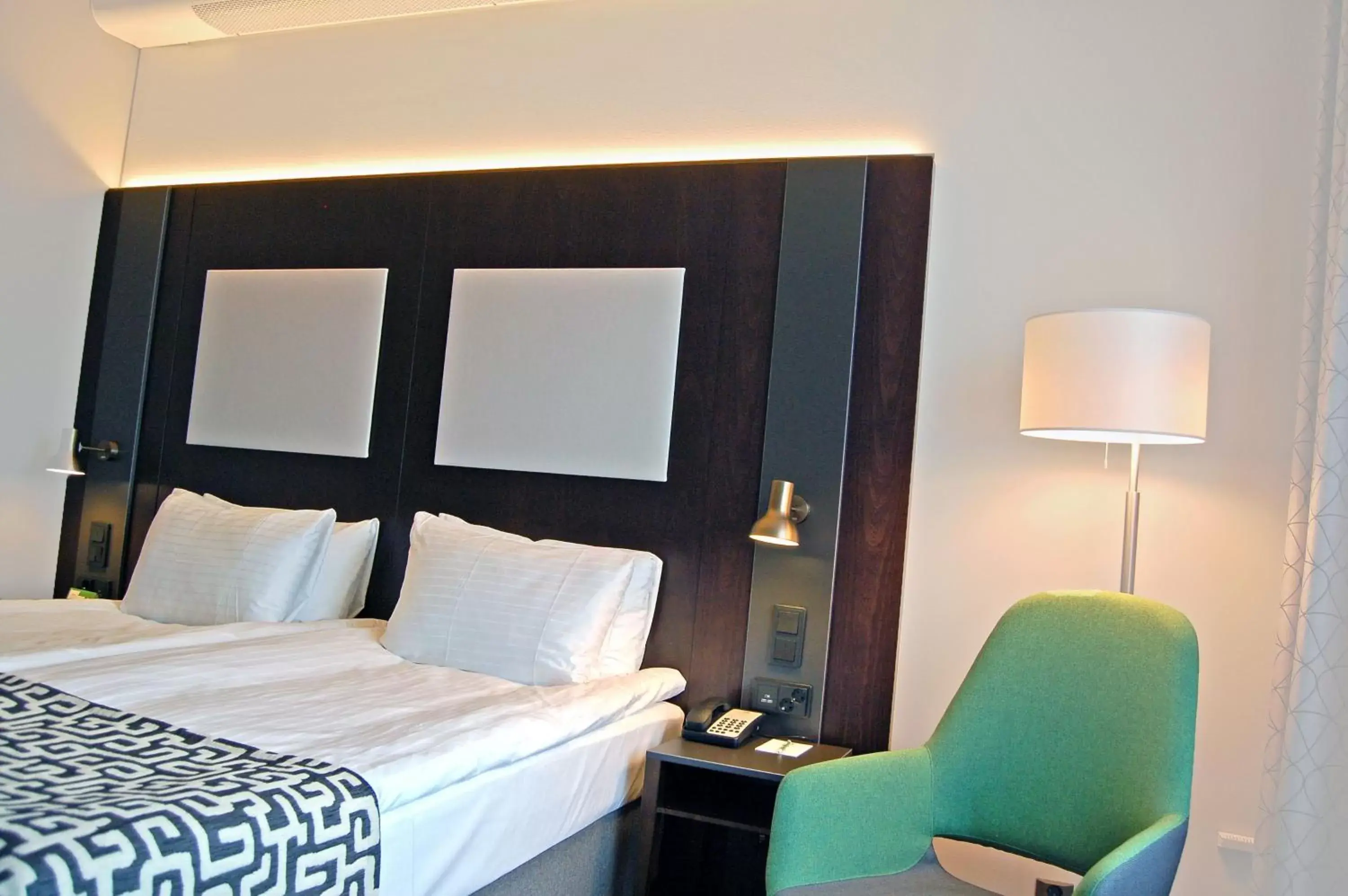 Photo of the whole room, Bed in Holiday Inn Helsinki West - Ruoholahti, an IHG Hotel