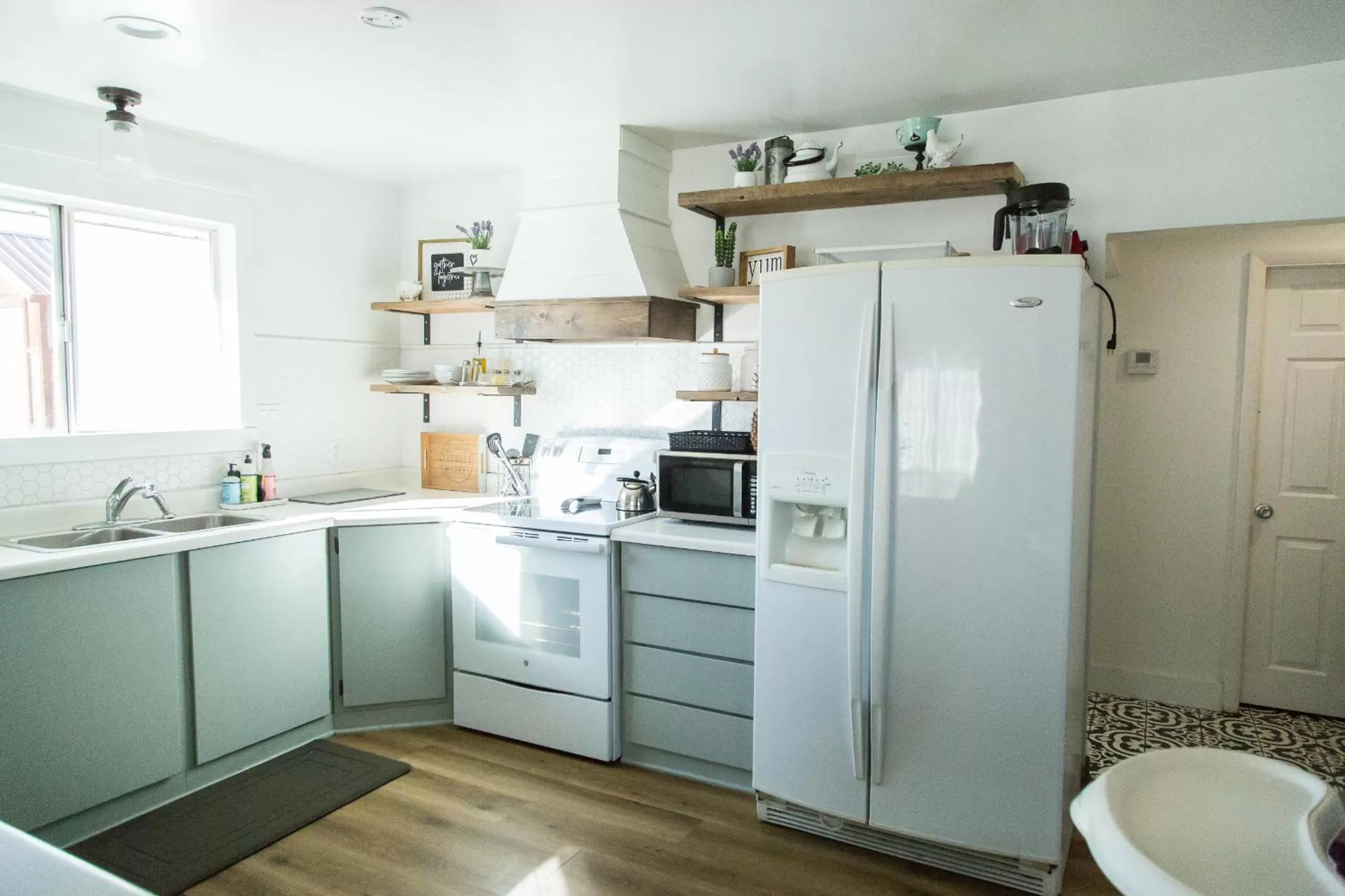 Dining area, Kitchen/Kitchenette in Happy Trails BnB