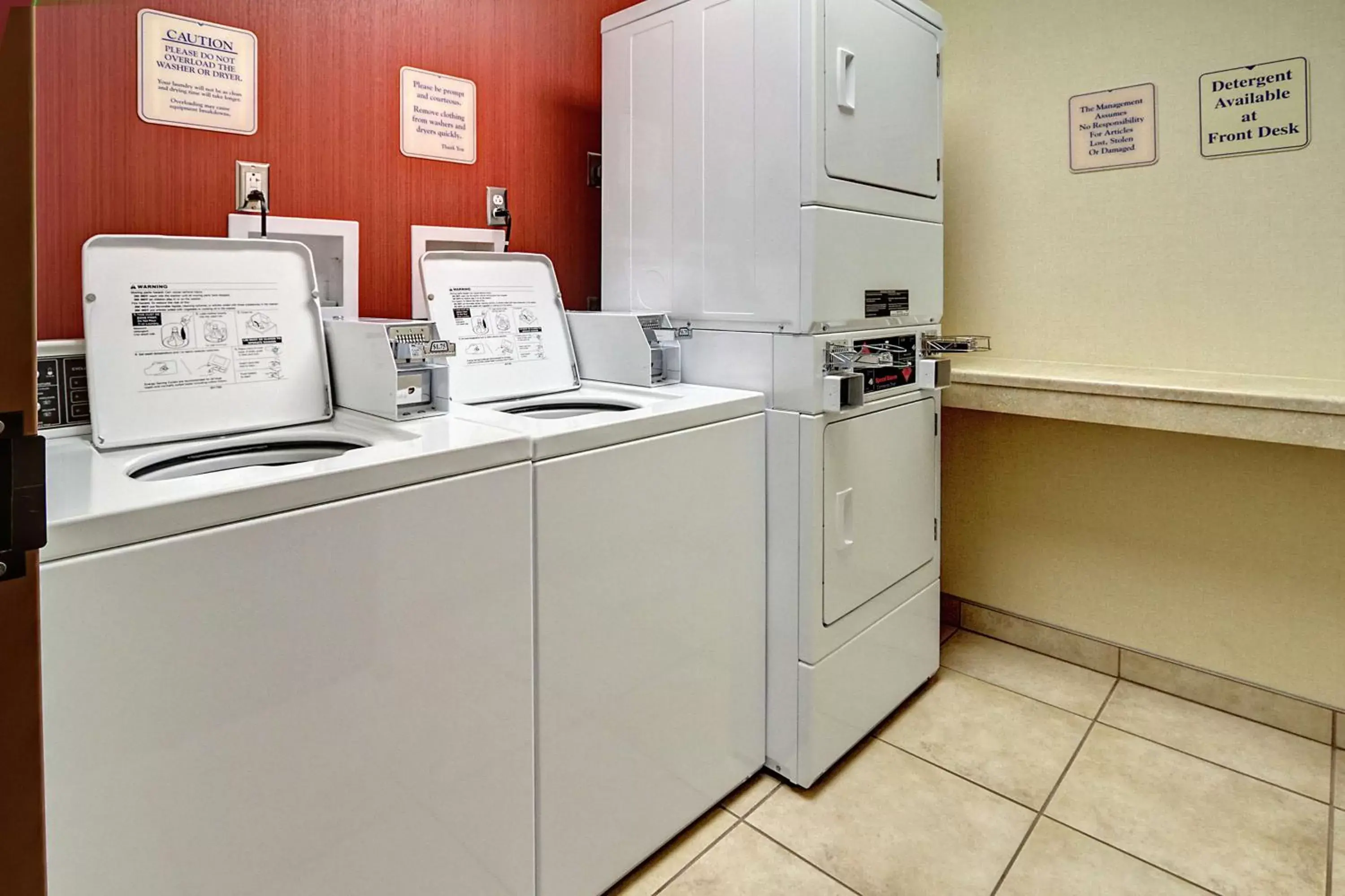 Property building, Kitchen/Kitchenette in Hampton Inn Johnstown