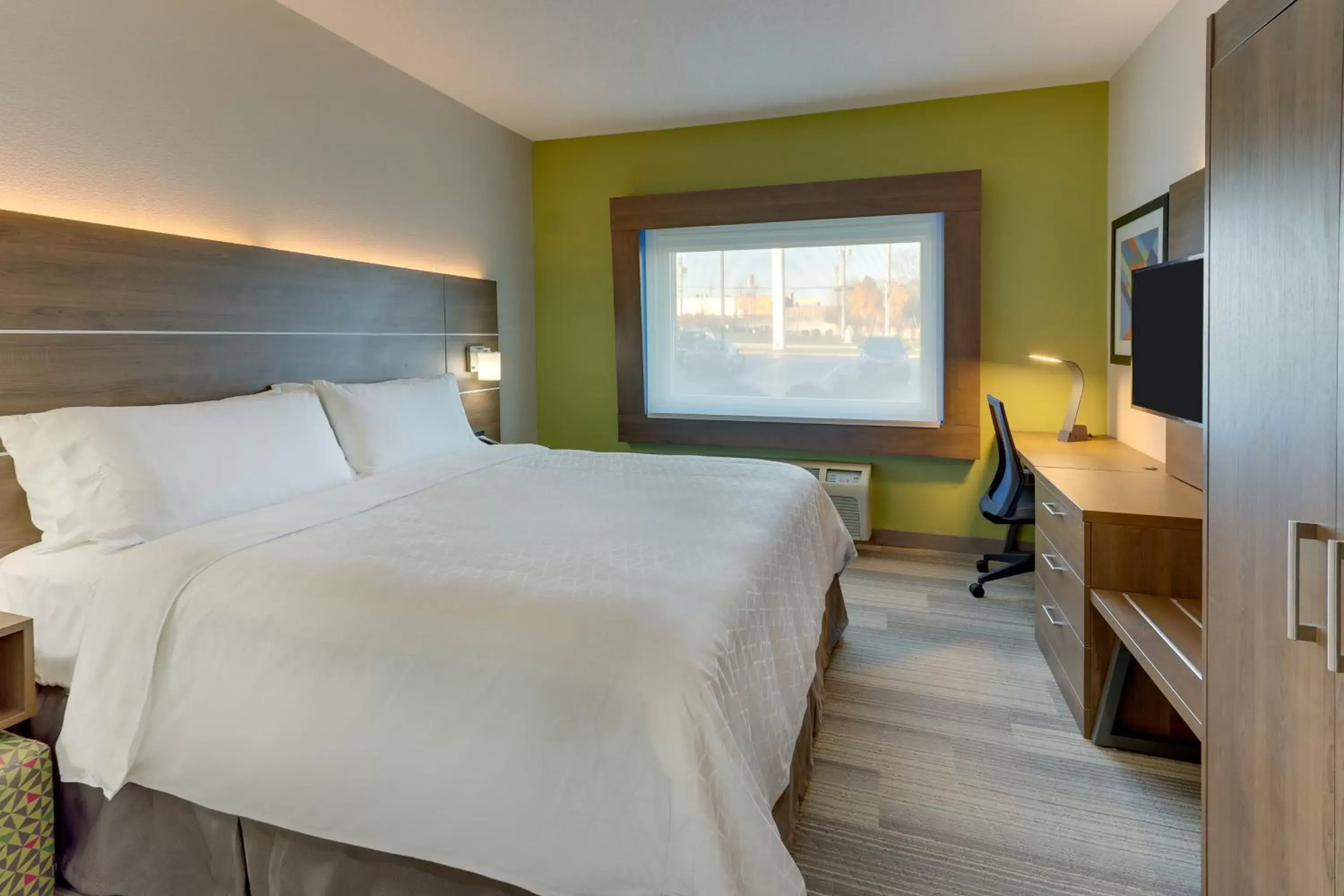 Bed in Holiday Inn Express - Cincinnati North - Monroe, an IHG Hotel