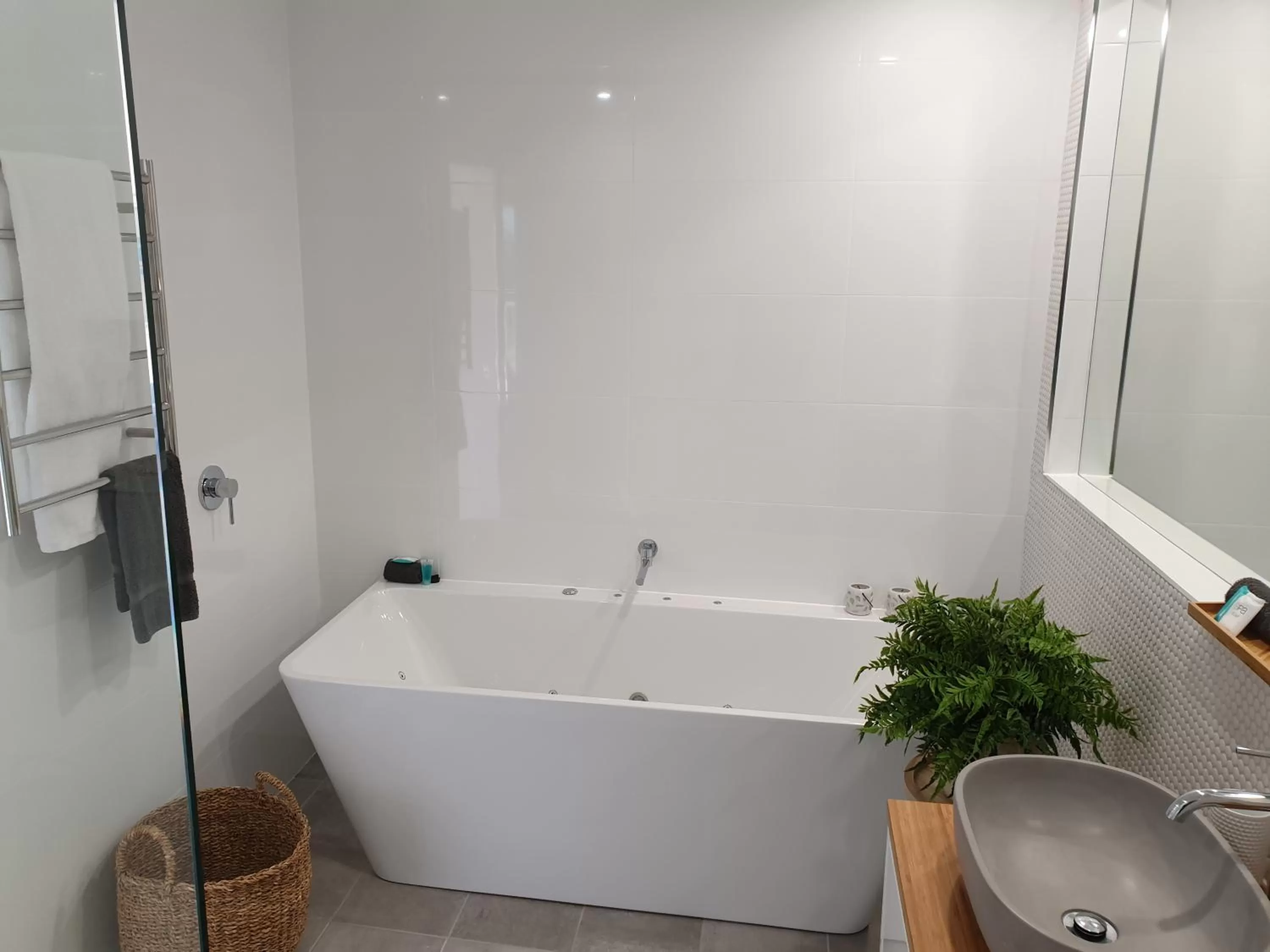 Bath in Twofold Bay Motor Inn