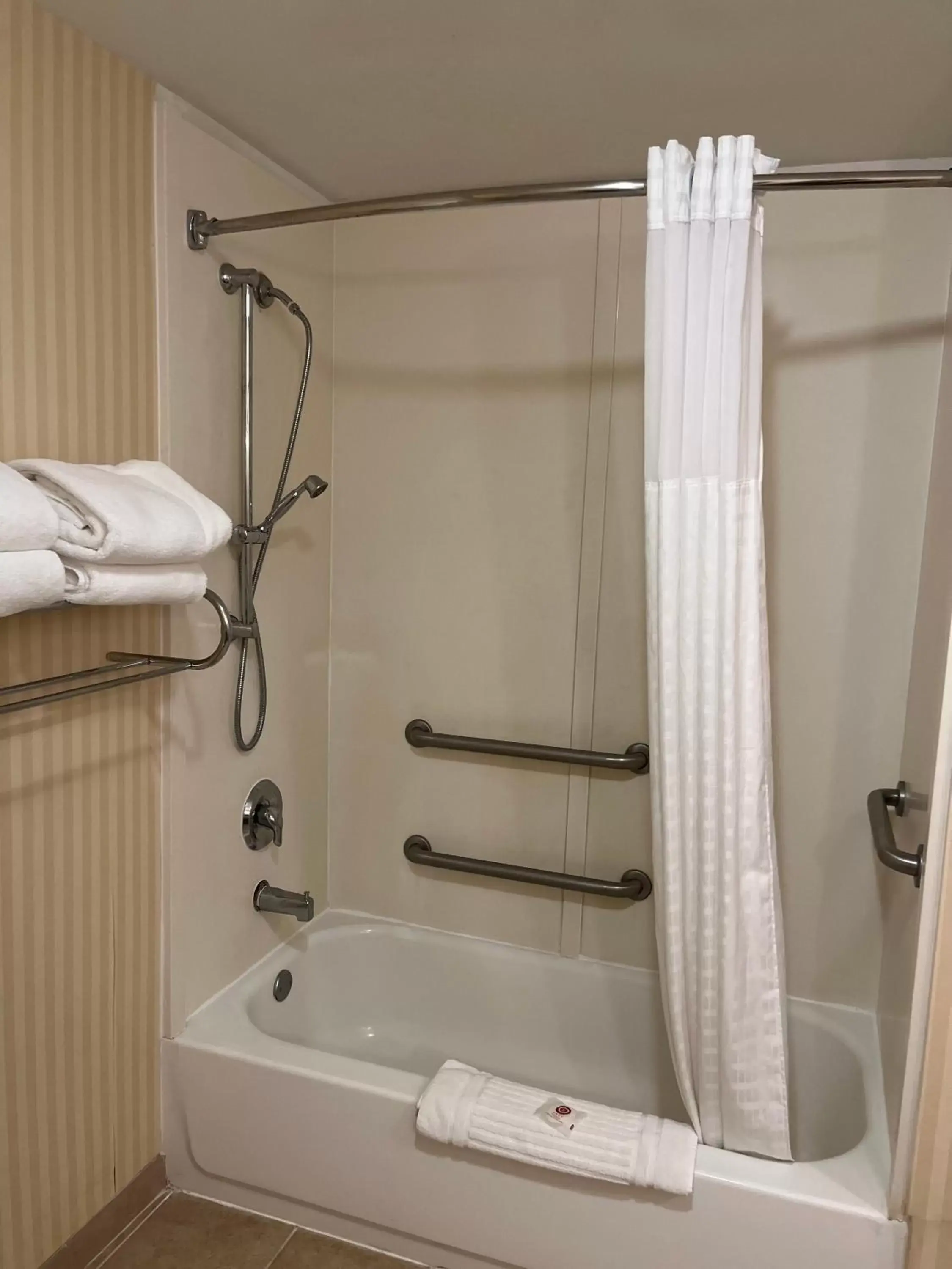 Bath, Bathroom in Comfort Suites Mahwah - Paramus