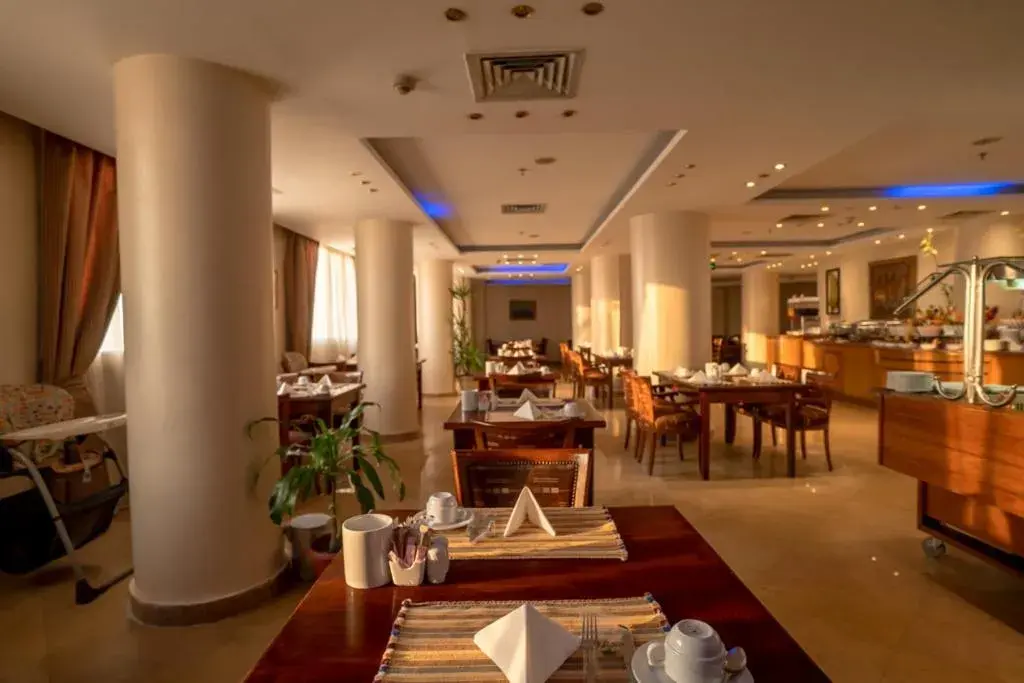 Restaurant/Places to Eat in Swiss Inn Nile Hotel