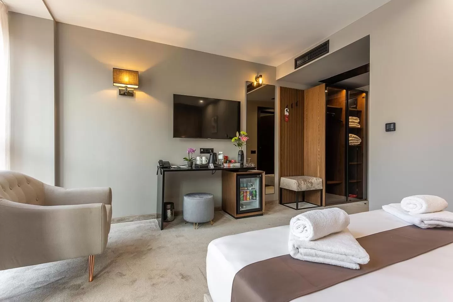 Coffee/tea facilities, Bed in Abrazo Sofia Hotel by HMG