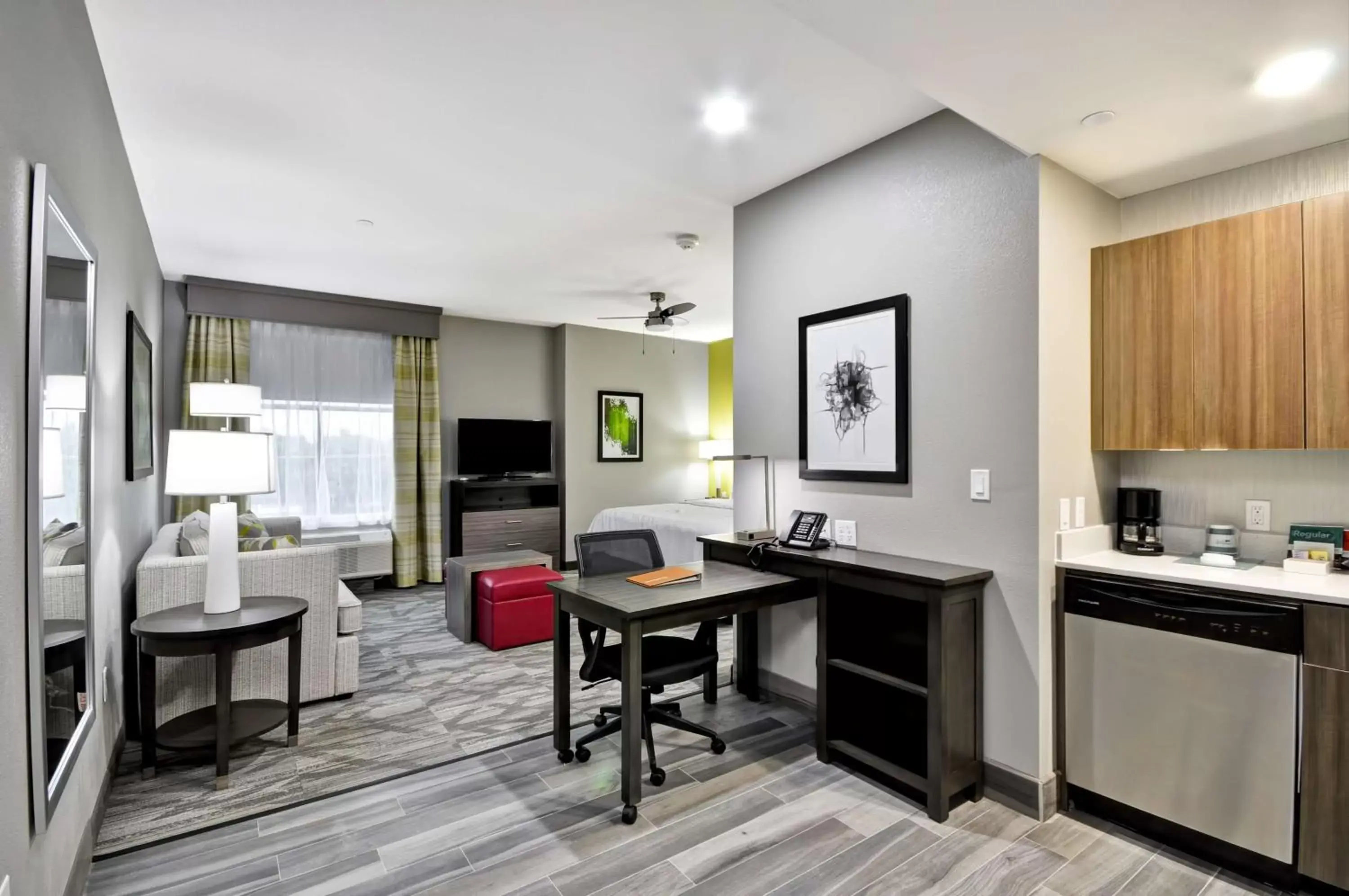 Bedroom, Kitchen/Kitchenette in Homewood Suites by Hilton Tyler