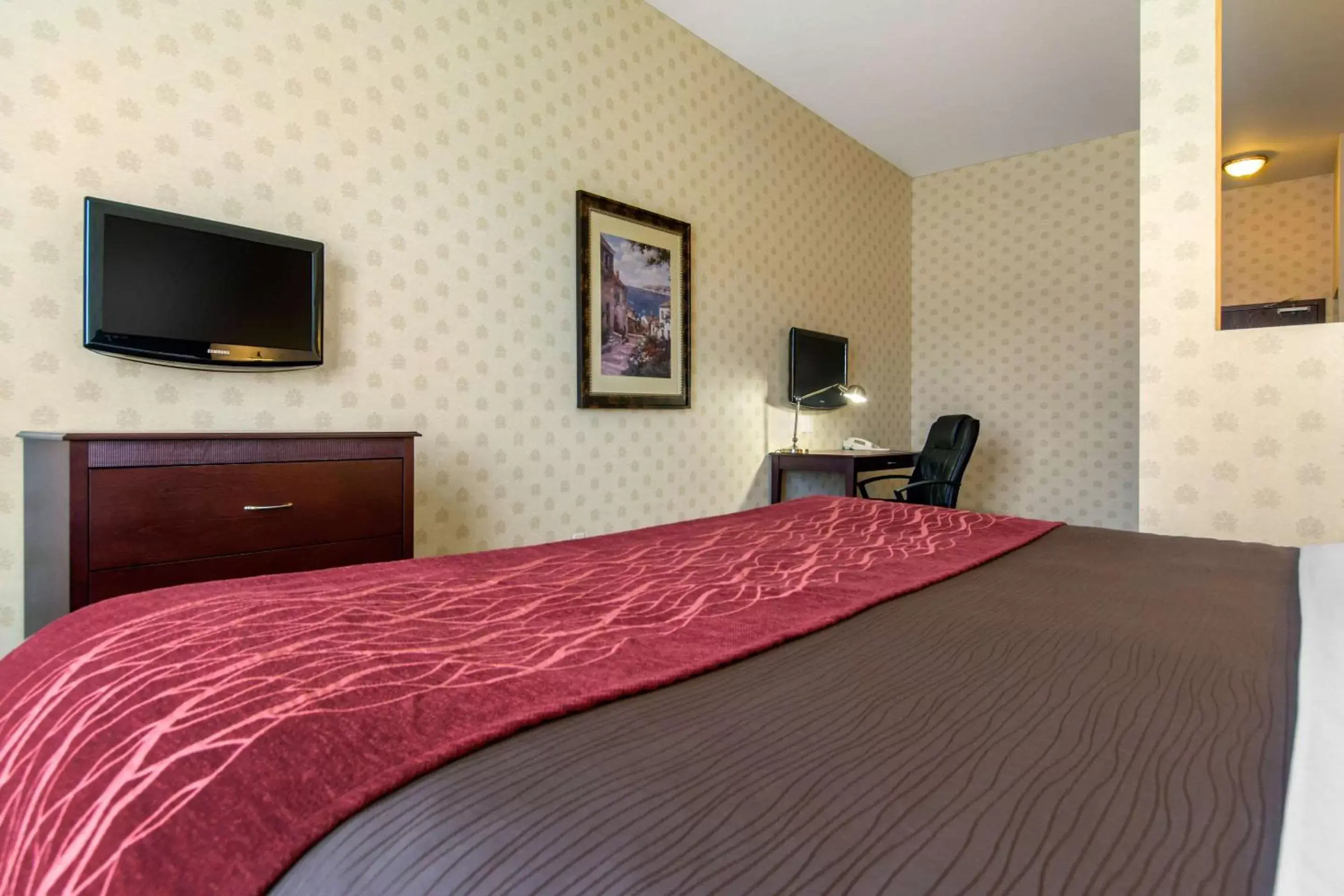 Photo of the whole room, Bed in Comfort Inn & Suites Levis / Rive Sud Quebec city