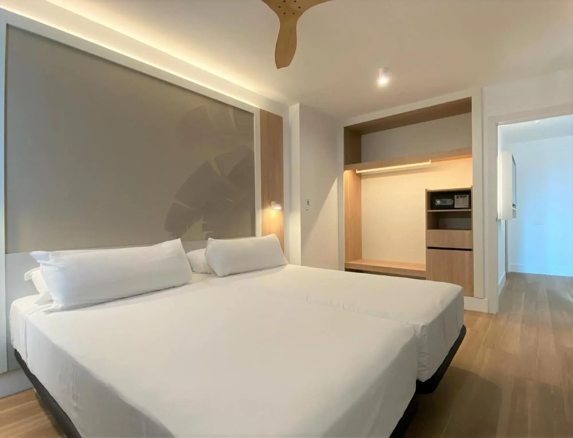 Bedroom, Bed in Laguna Park 1