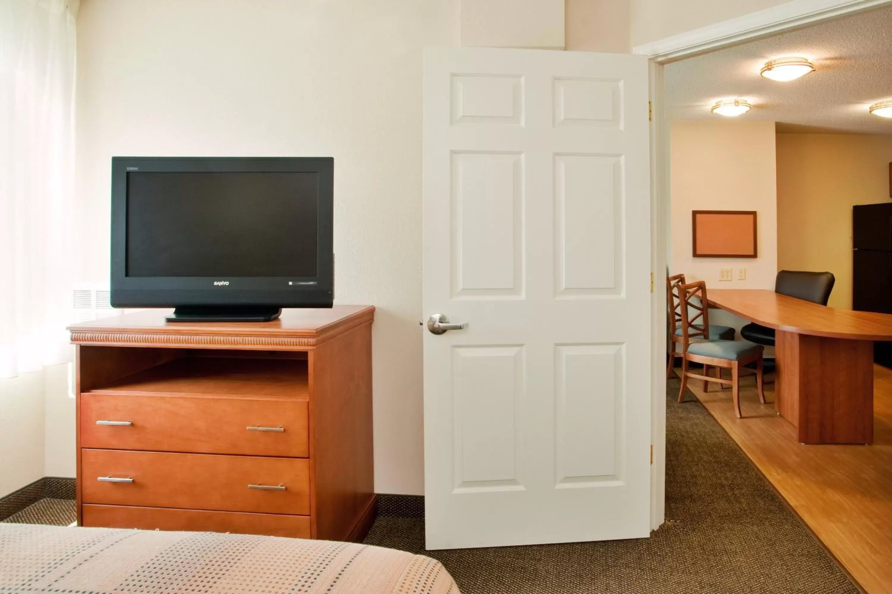 Bedroom, TV/Entertainment Center in Candlewood Suites Colonial Heights - Fort Lee, an IHG Hotel