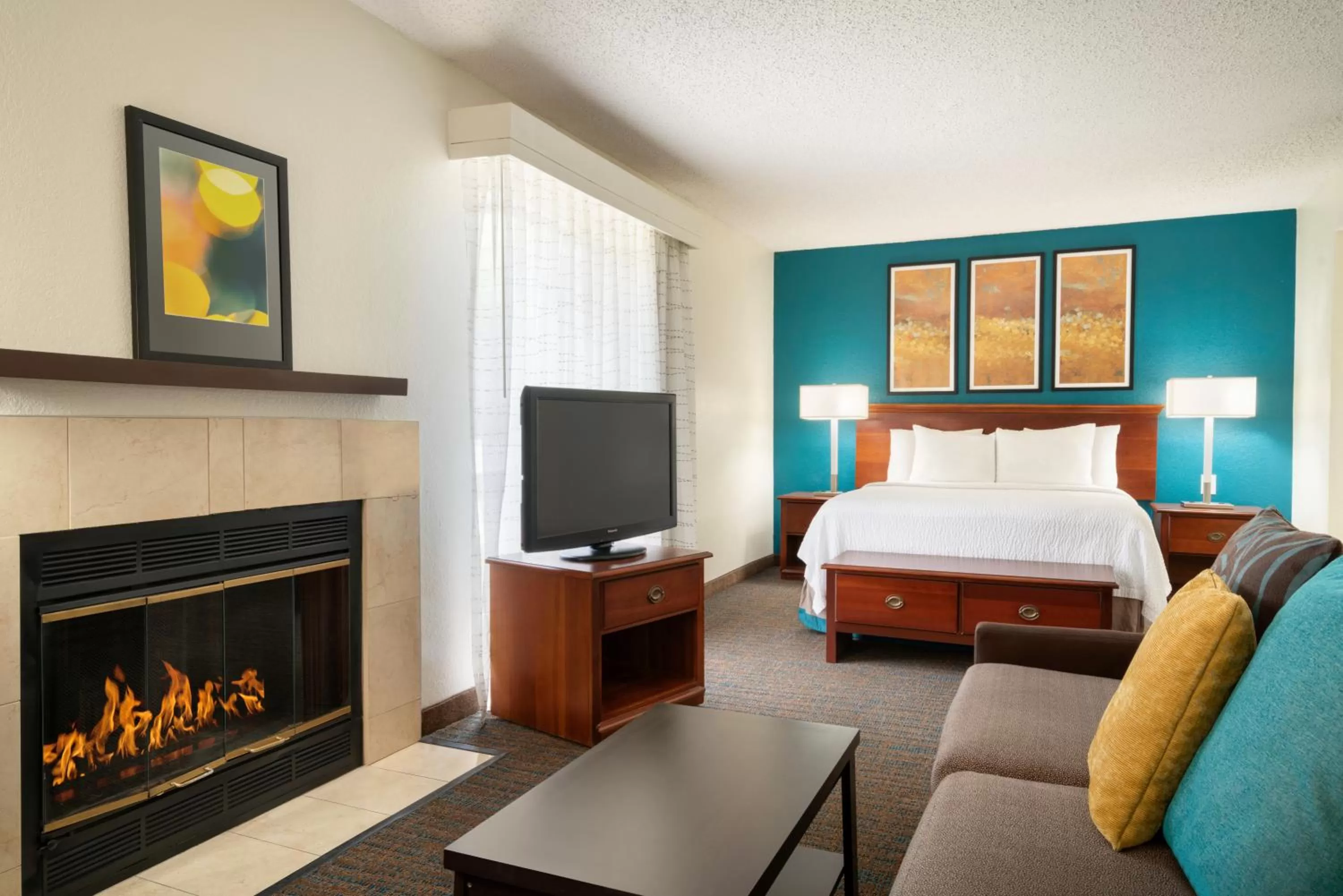 Living room, Bed in Hawthorn Suites by Wyndham Tinton Falls