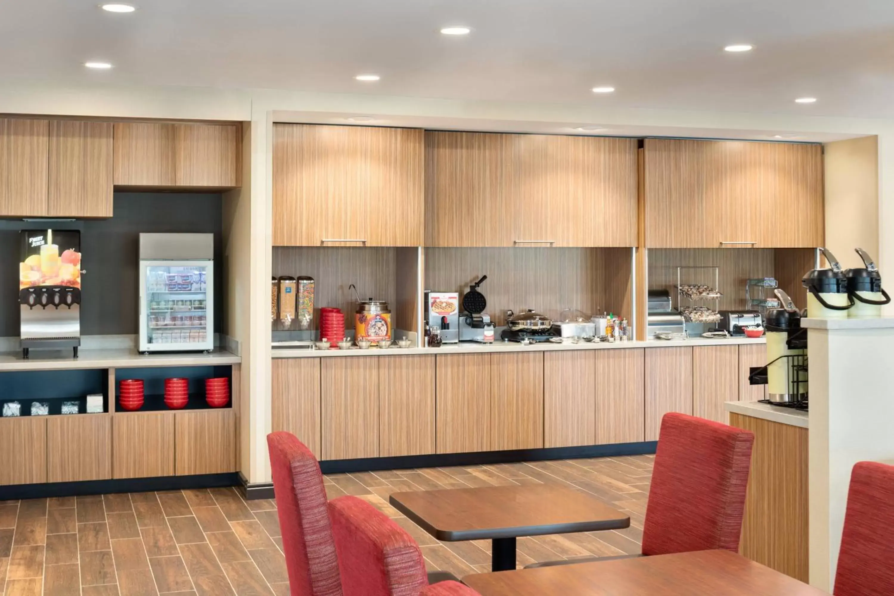 Breakfast, Kitchen/Kitchenette in TownePlace Suites by Marriott Milwaukee Grafton