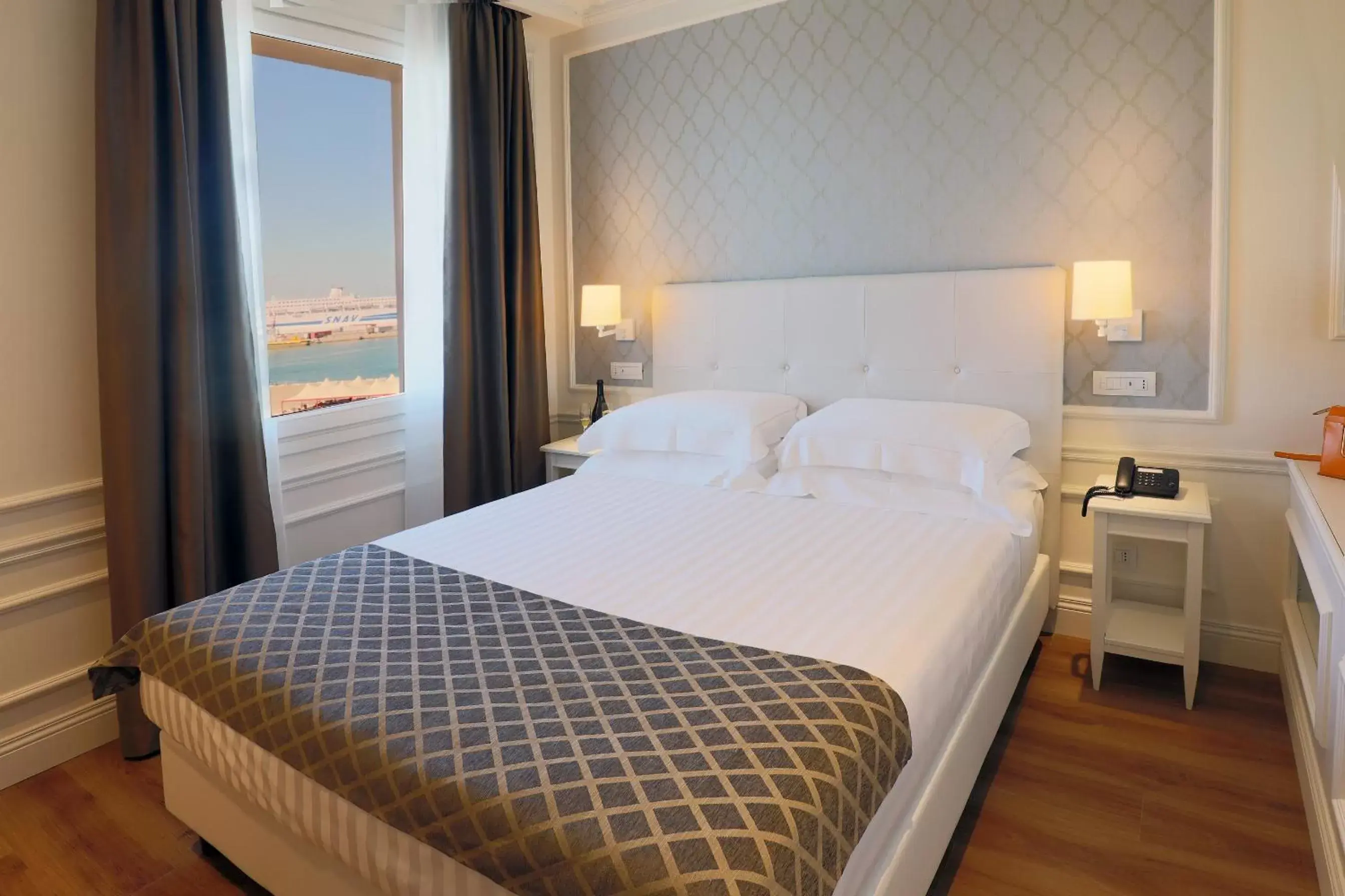 Sea view, Bed in Grand Hotel Palace