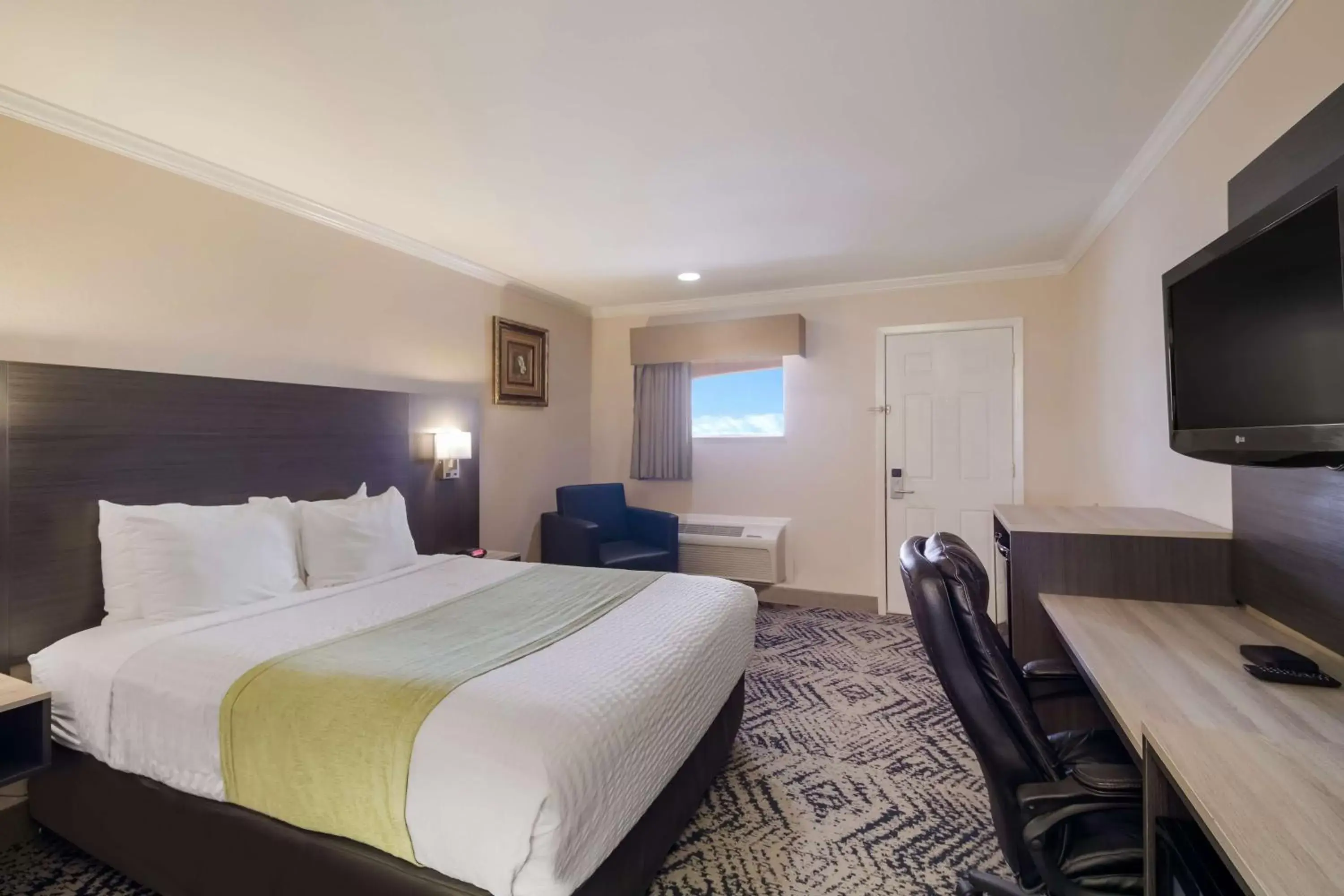 Bedroom, TV/Entertainment Center in SureStay Hotel by Best Western Rockdale