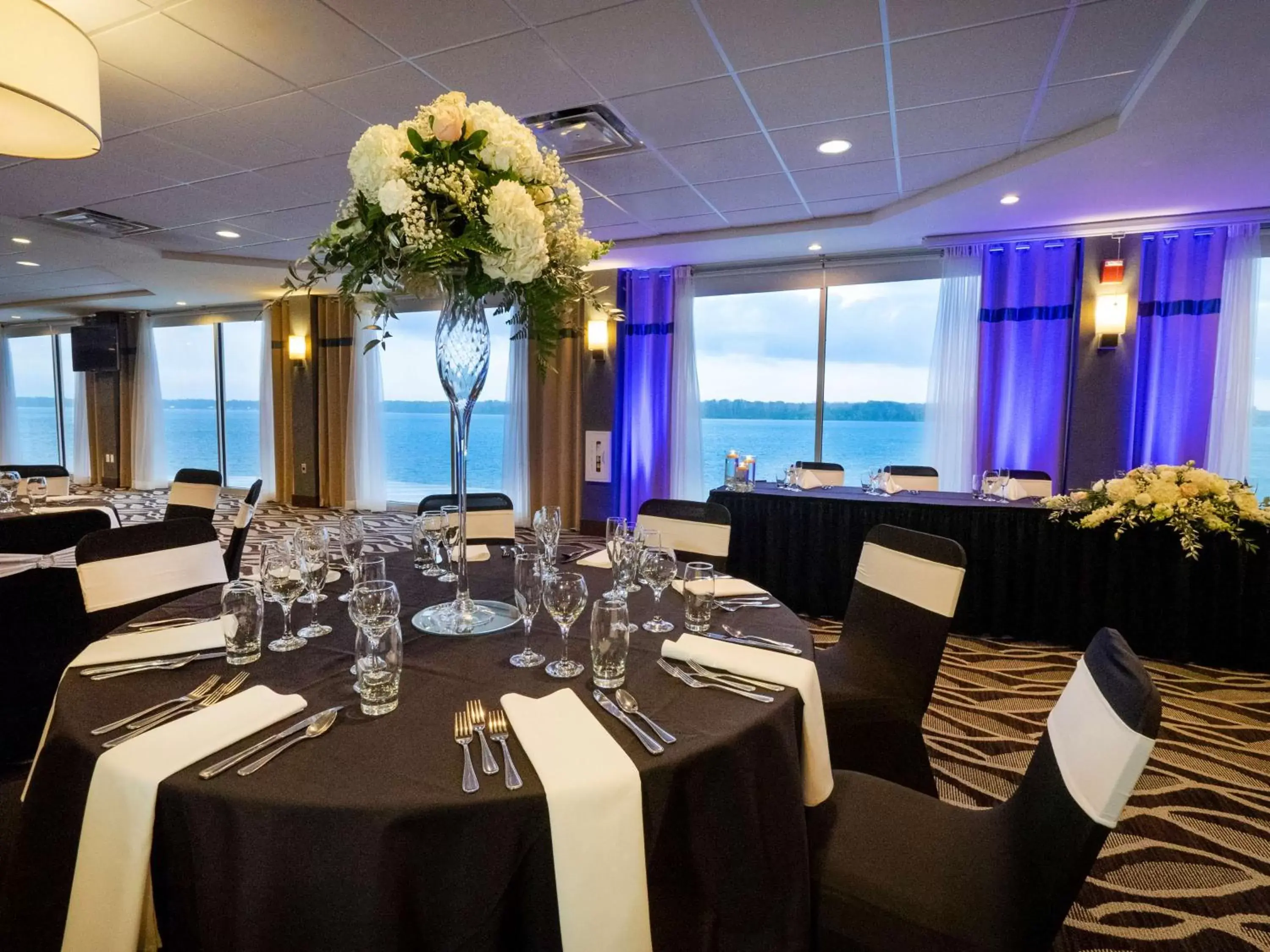 Banquet/Function facilities, Restaurant/Places to Eat in Niagara Riverside Resort; BW Premier Collection