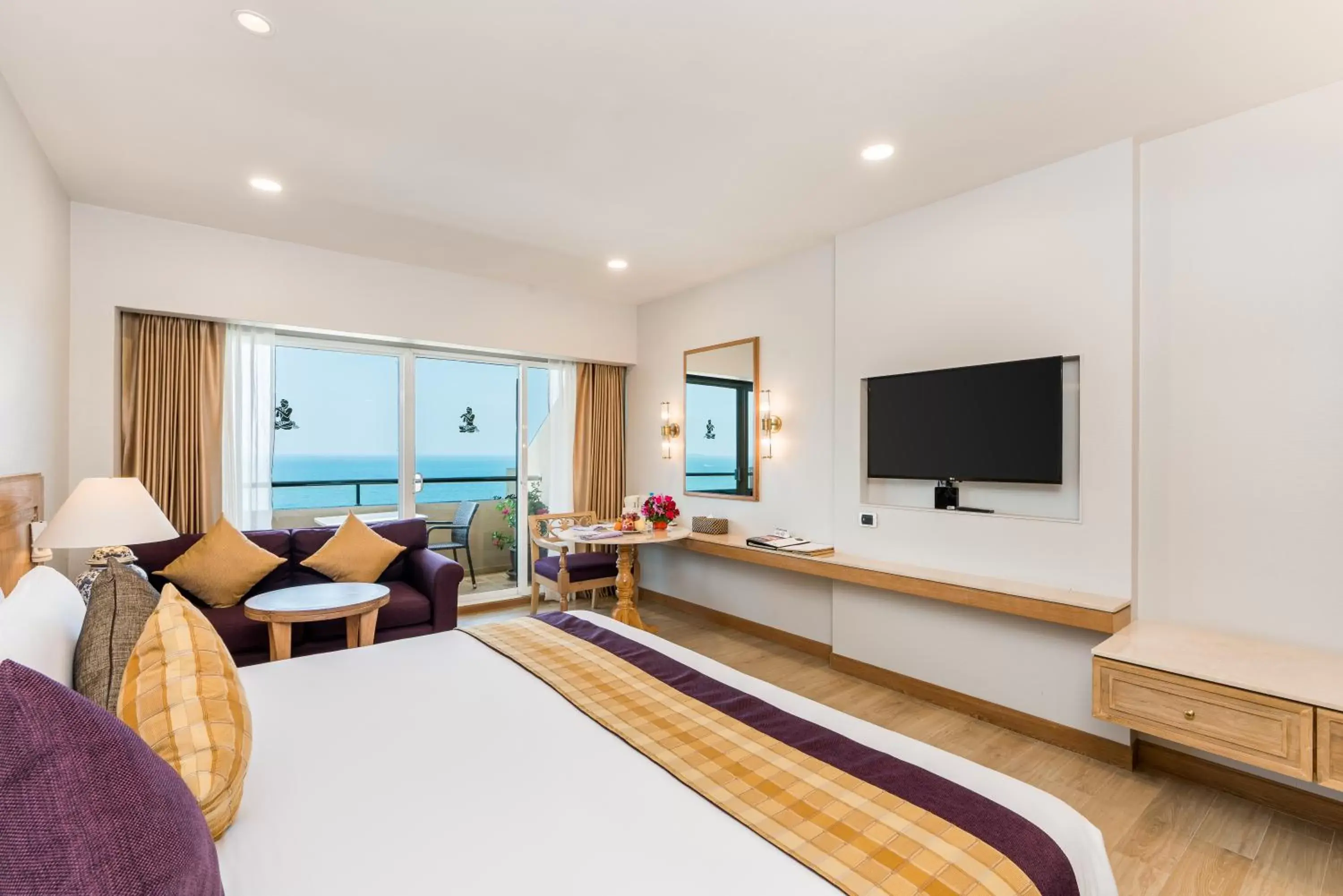 Bedroom, TV/Entertainment Center in Royal Cliff Beach Hotel Pattaya