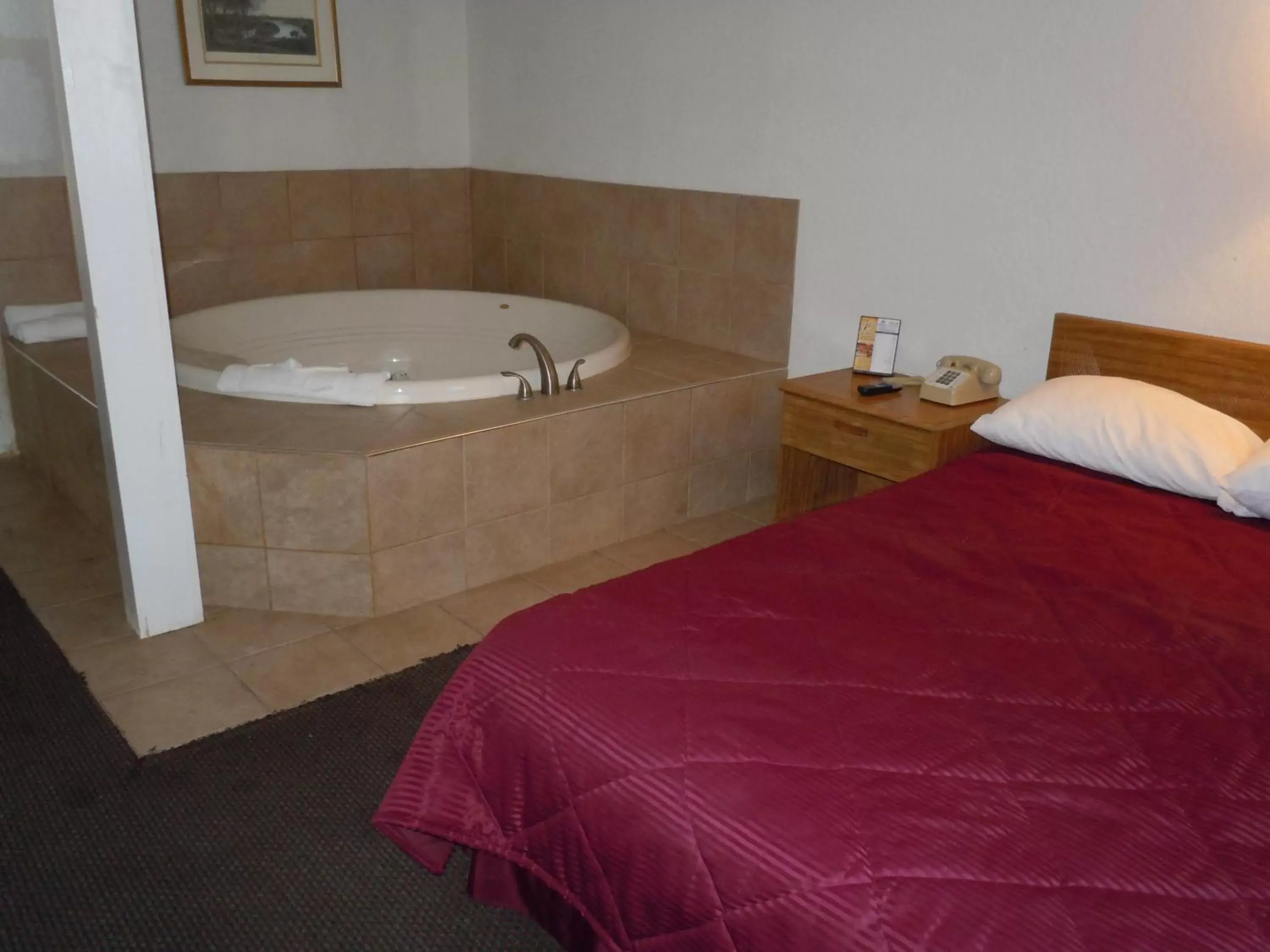 Hot Tub, Bathroom in Travelodge by Wyndham Grand Rapids North