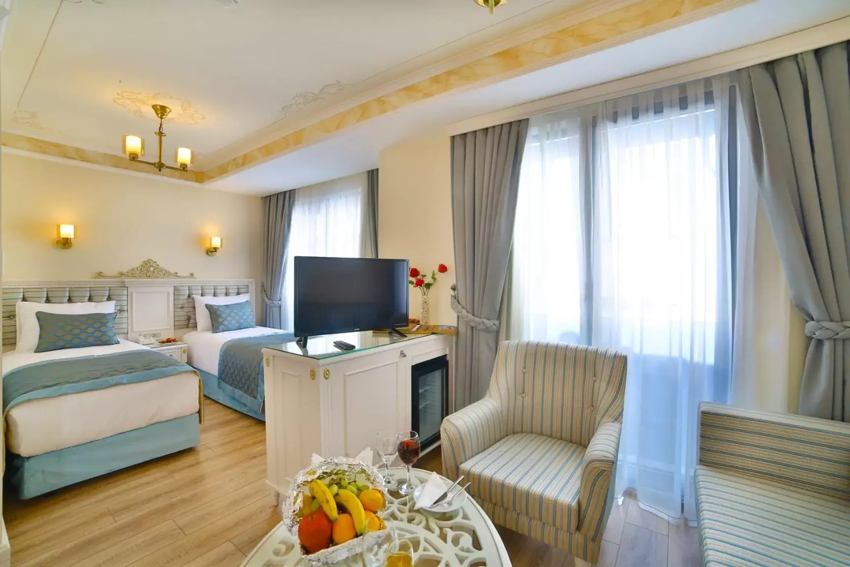 Bed, TV/Entertainment Center in Yılsam Sultanahmet Hotel