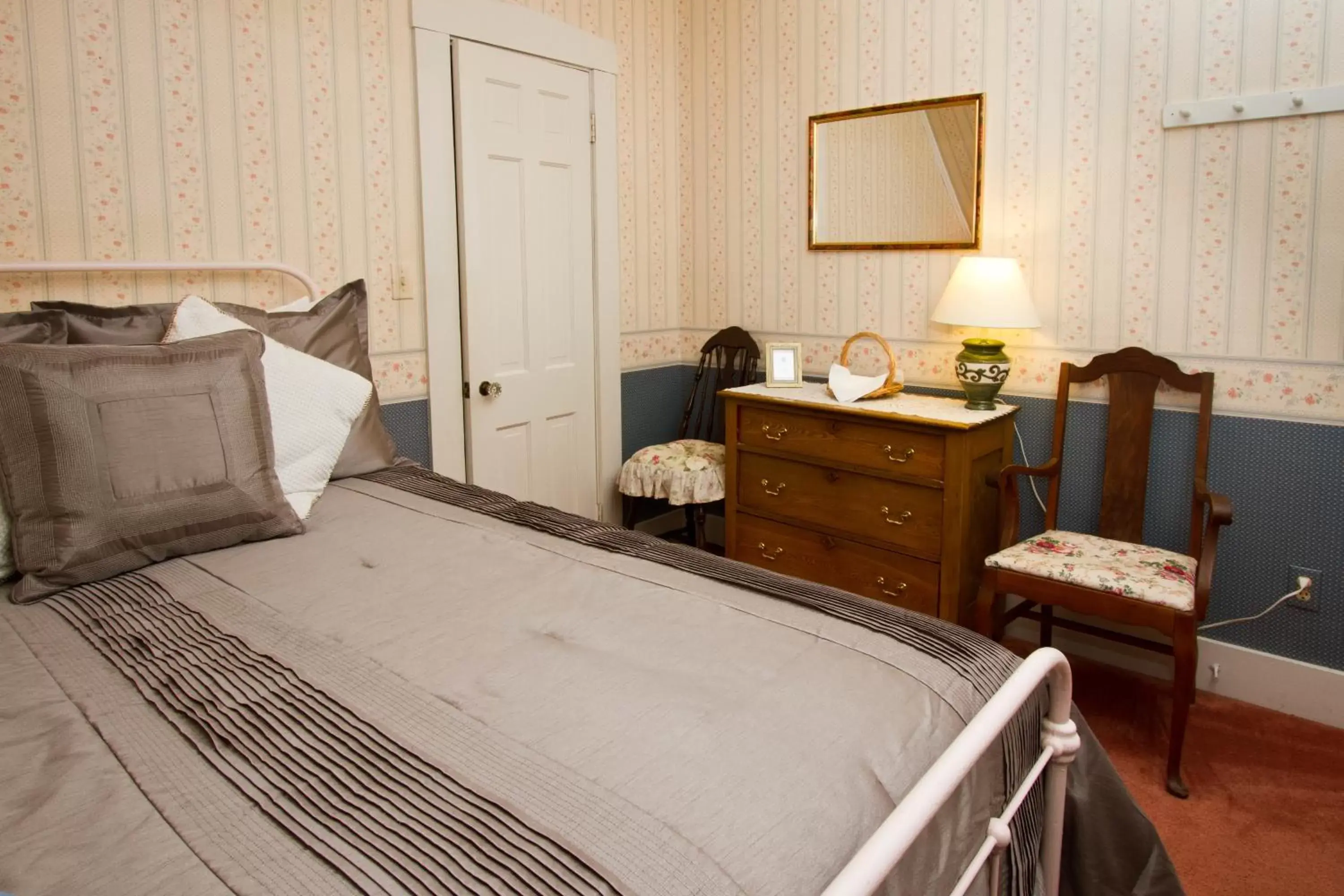 Bedroom, Bed in Deerfield Valley Inn - Mt Snow