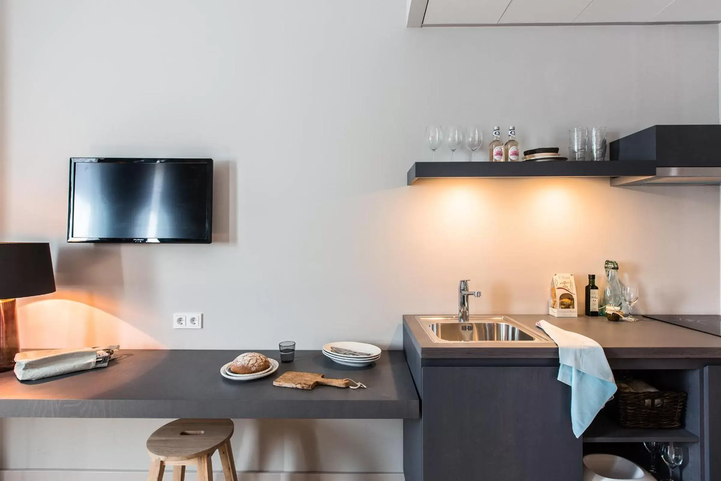 Kitchen or kitchenette, TV/Entertainment Center in Bold Hotel München Giesing