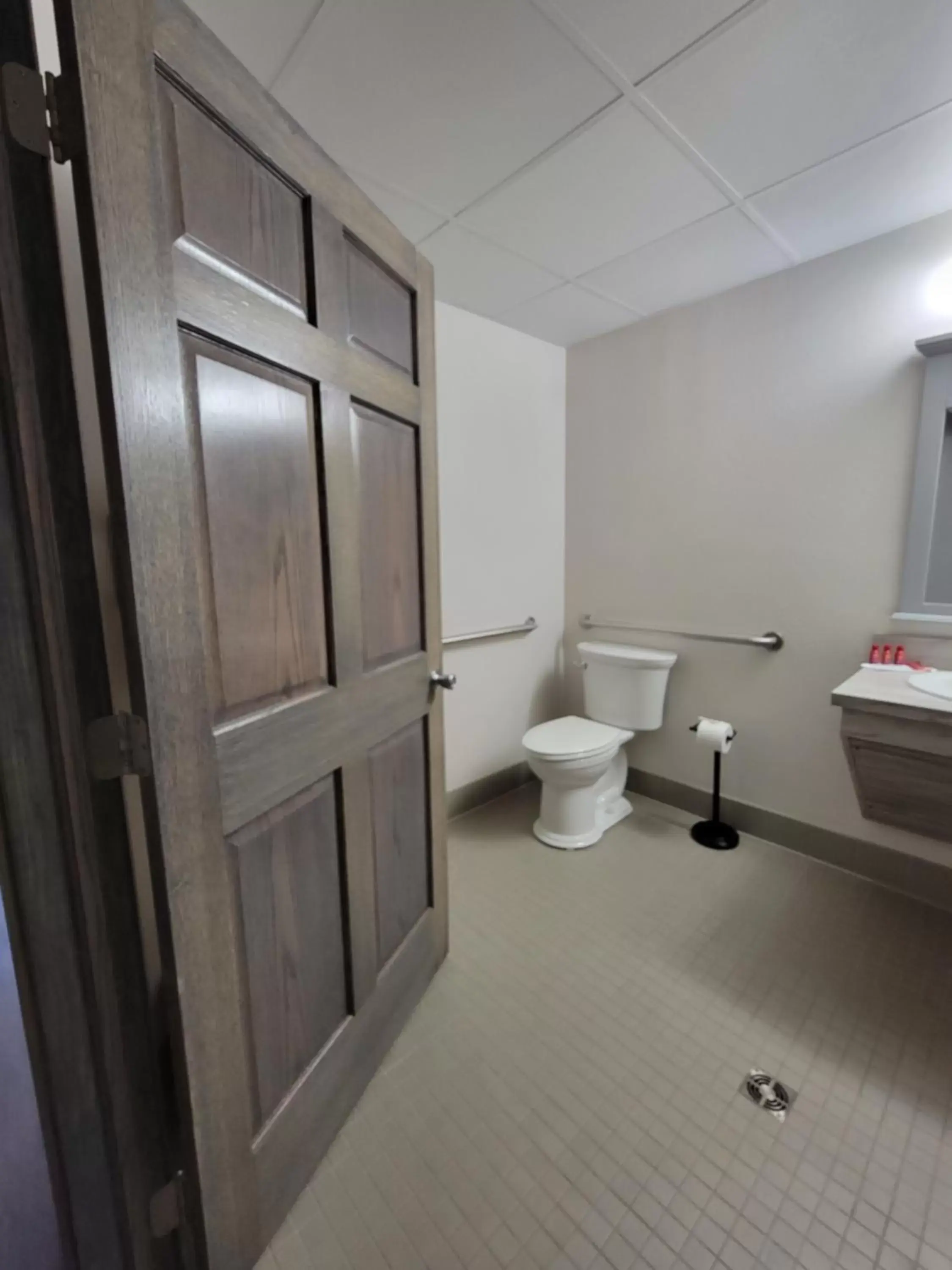 Toilet, Bathroom in SureStay Plus Hotel by Best Western Grand Island