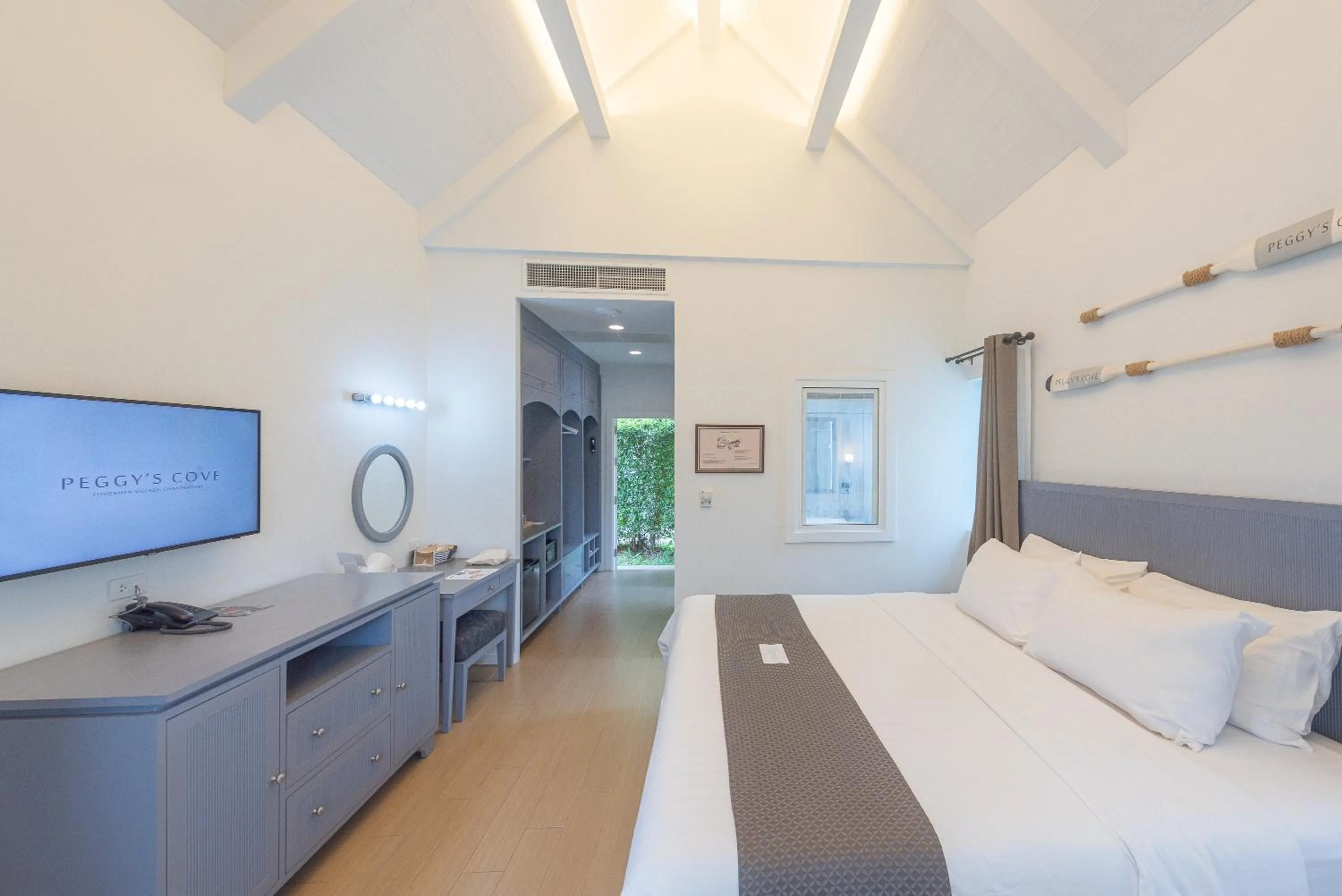 Photo of the whole room, Bed in Peggy's Cove Resort