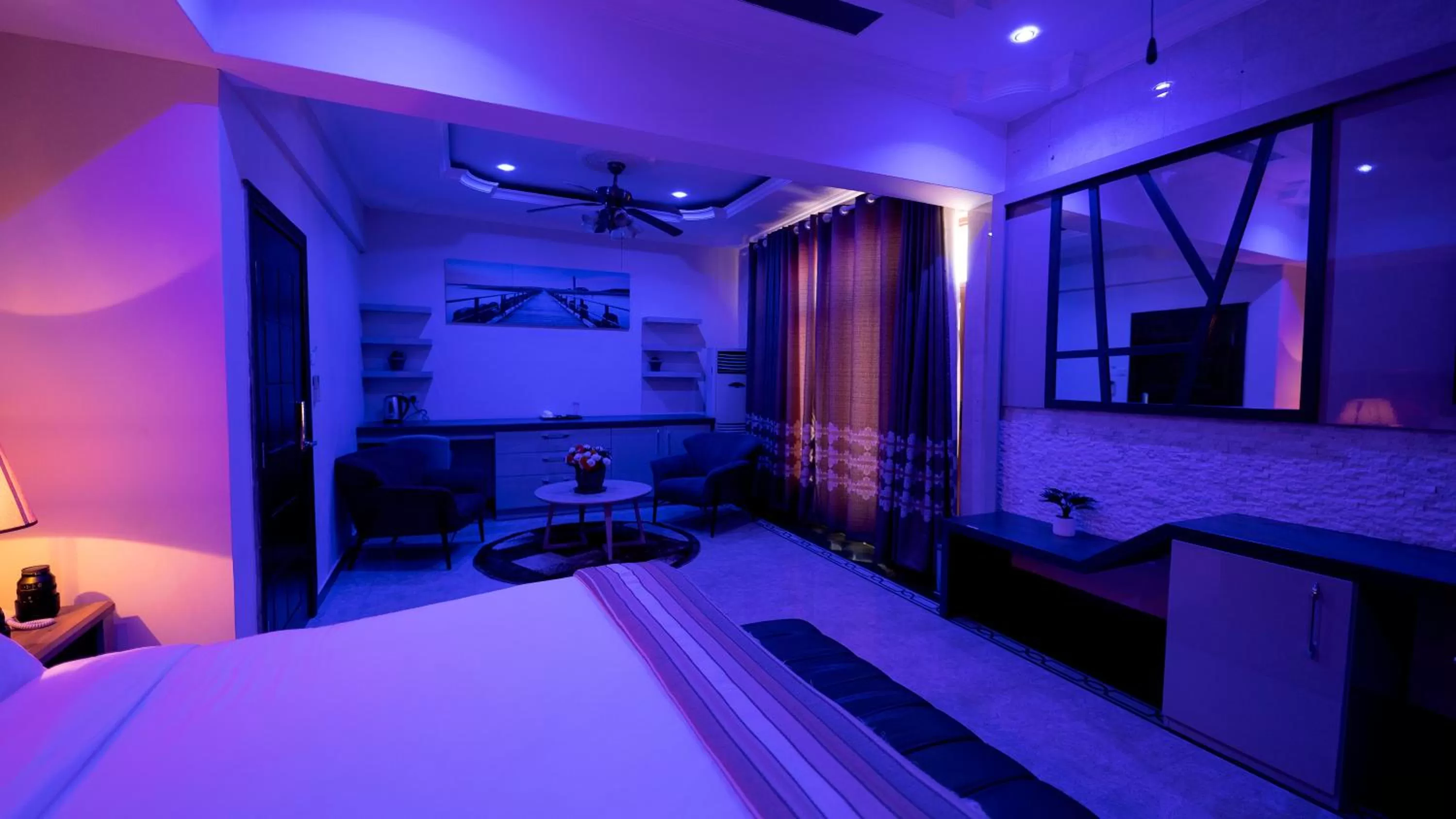 Bedroom, Bed in Lantana Hotel