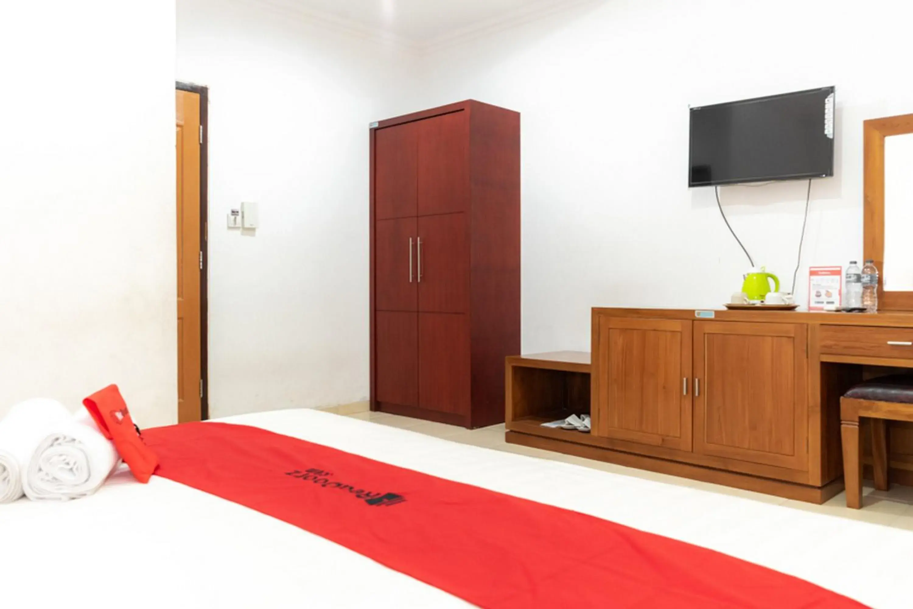 TV/Entertainment Center in RedDoorz Plus Syariah near Java Supermall Semarang 2