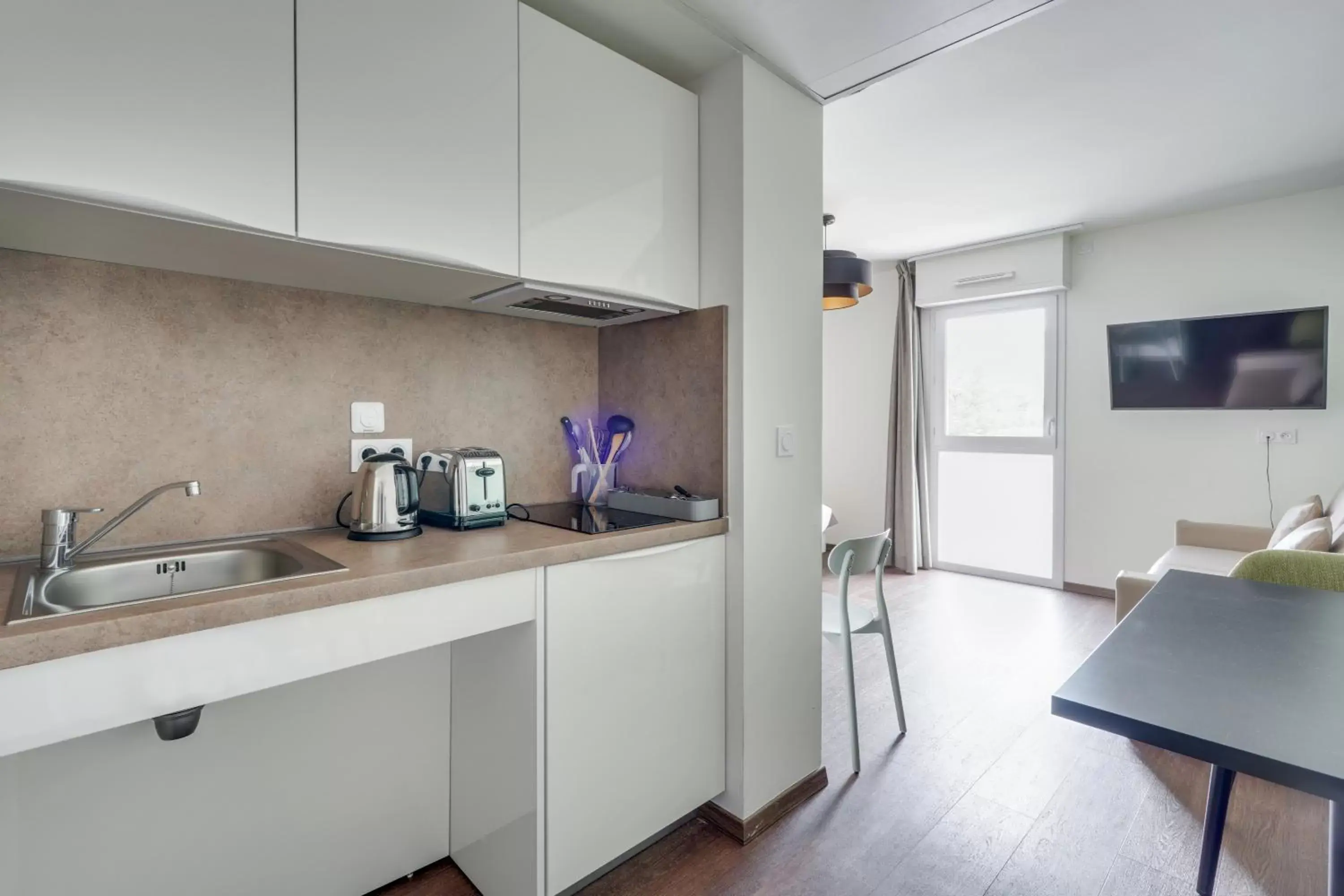 Kitchen or kitchenette, Kitchen/Kitchenette in All Suites Appart Hôtel Massy Palaiseau