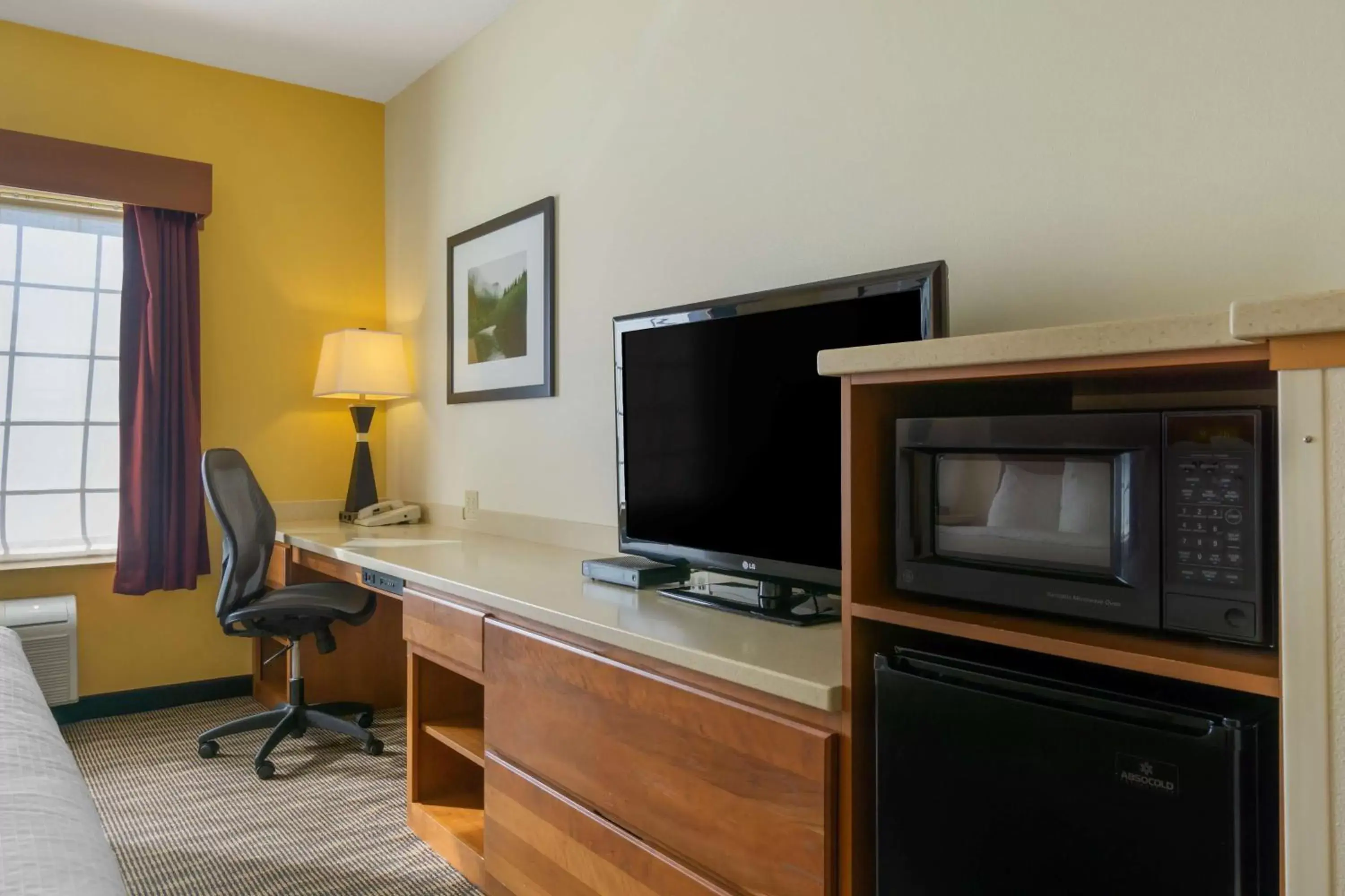 Bedroom, TV/Entertainment Center in Best Western Plus Park Place Inn & Suites