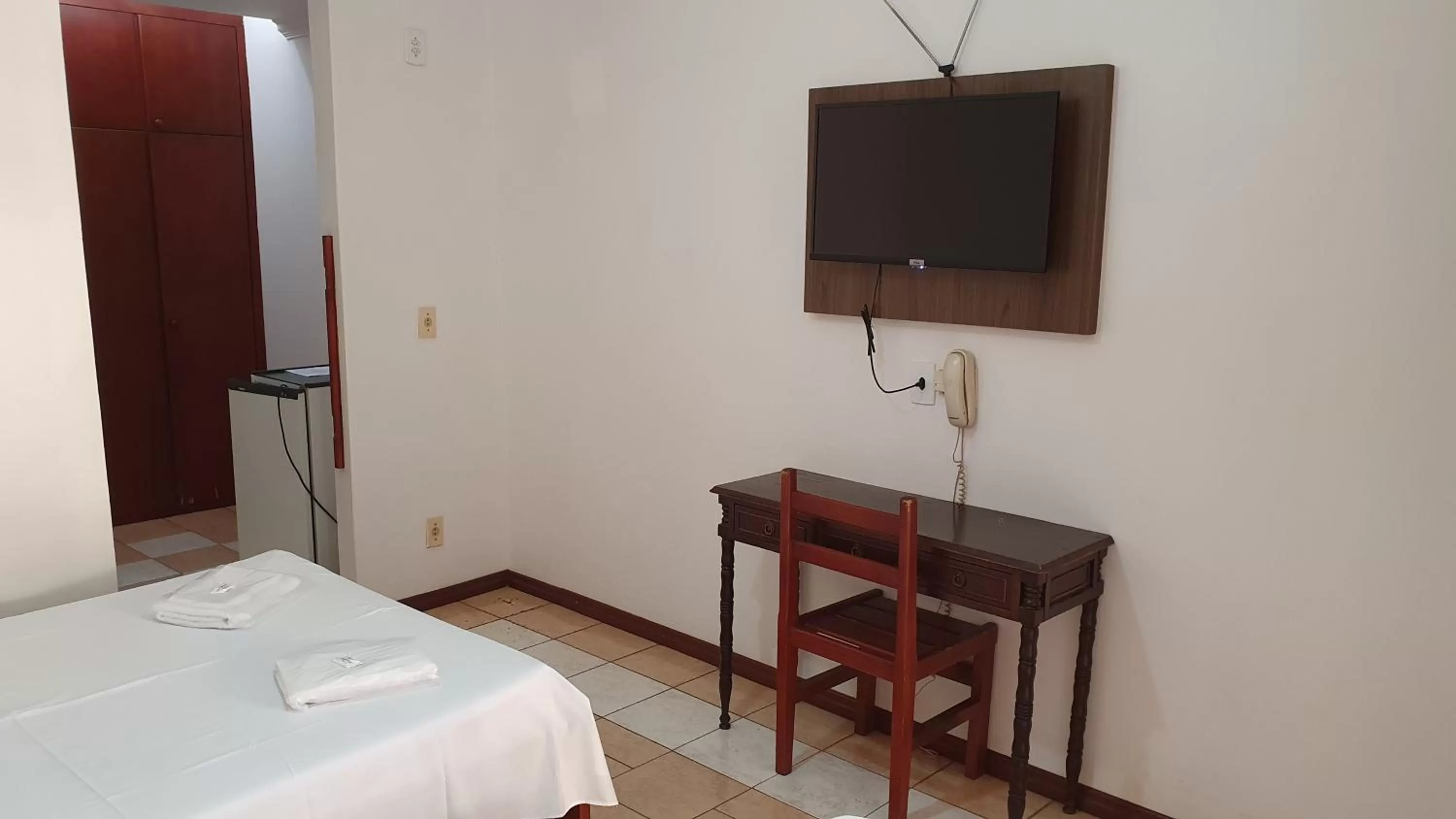 TV and multimedia, Bed in Hotel Sta Mônica Marília