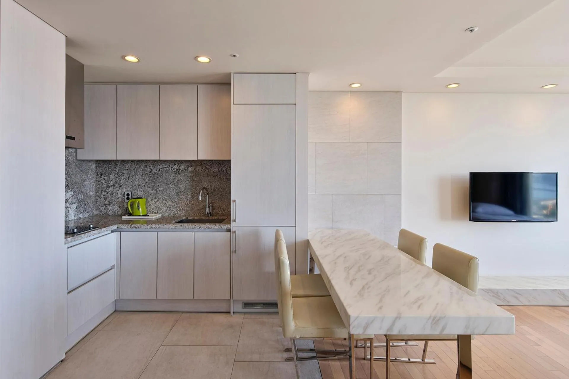 Kitchen or kitchenette in The Island Blue Hotel