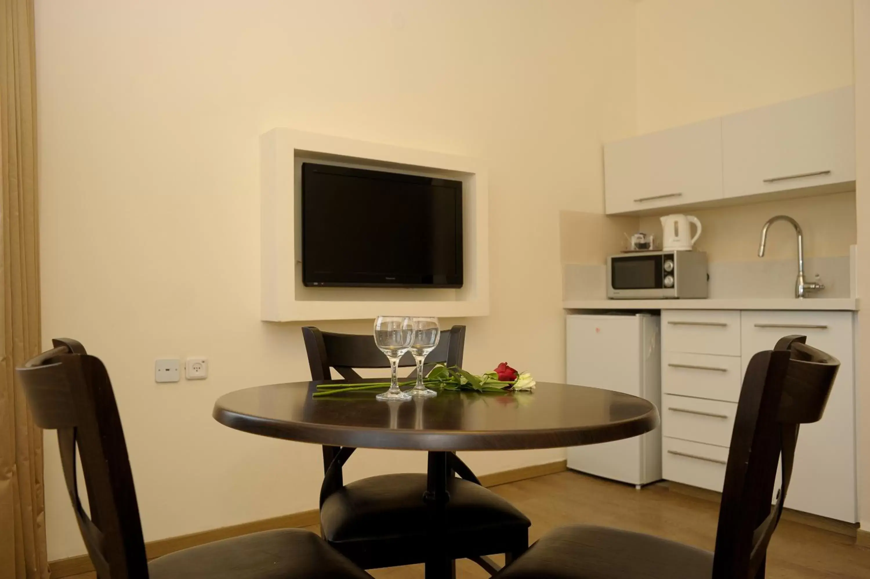Kitchen or kitchenette, Dining Area in Lev Yerushalayim Hotel