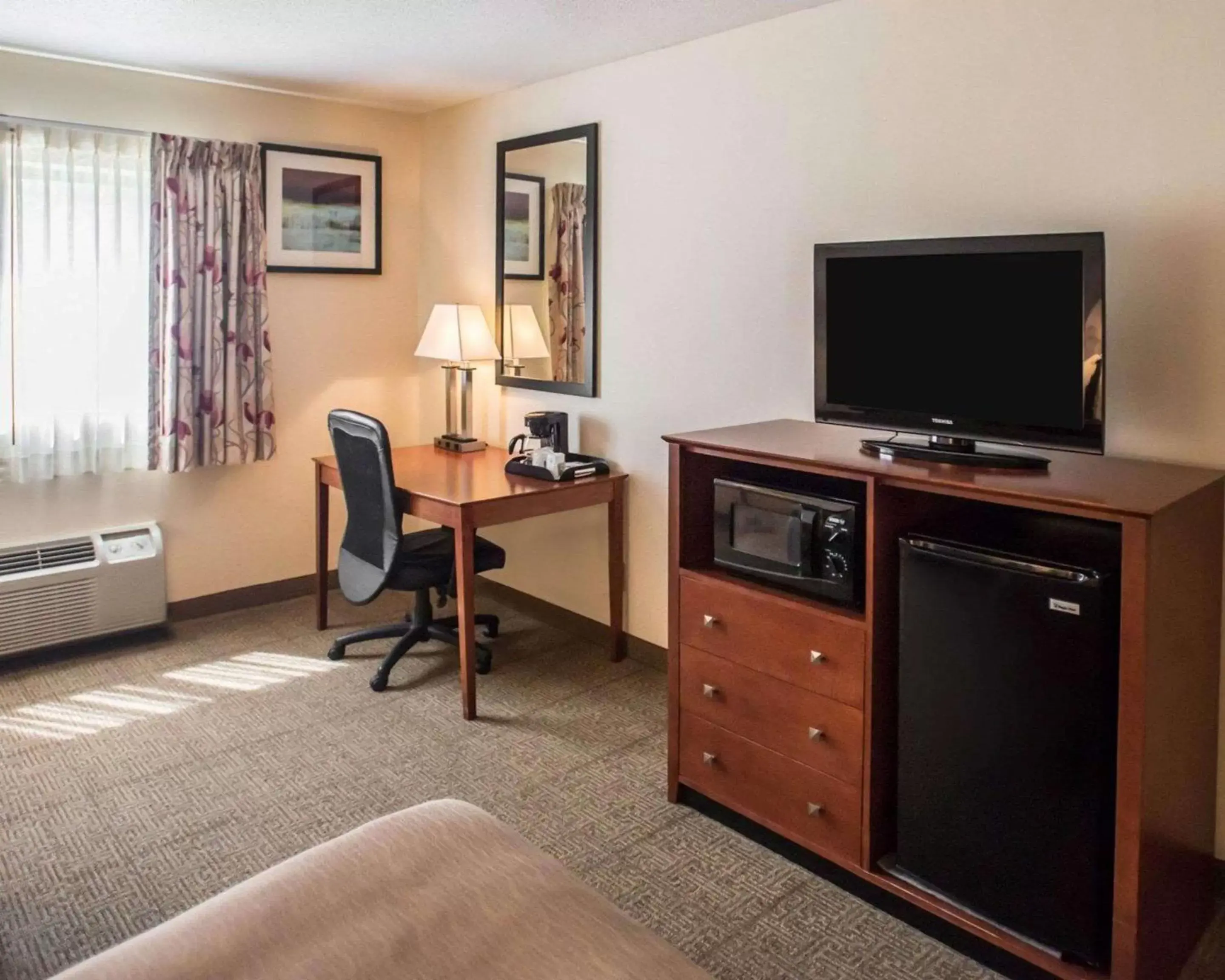 Photo of the whole room, TV/Entertainment Center in Quality Inn New Columbia-Lewisburg