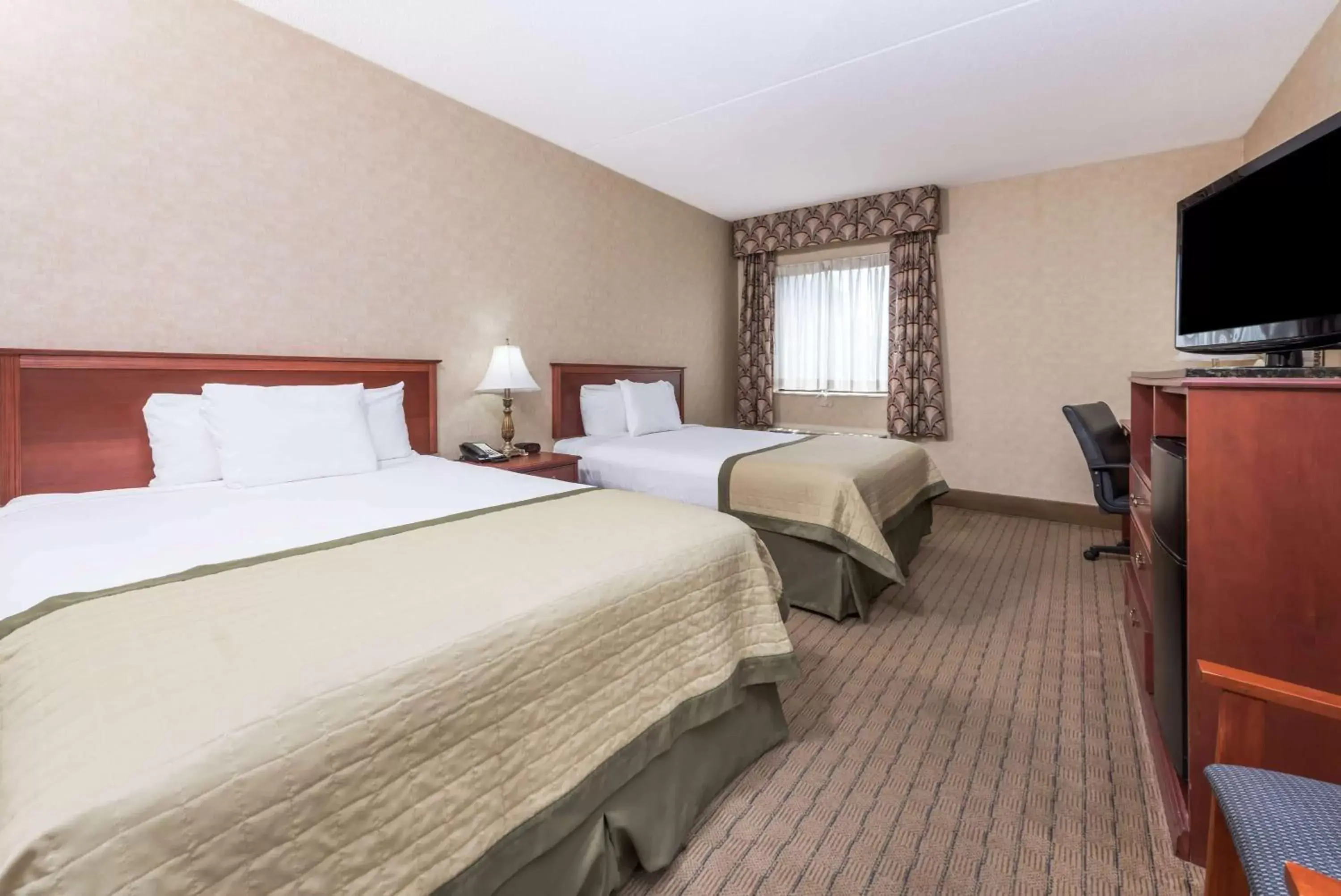 Photo of the whole room in Baymont by Wyndham Indianapolis South