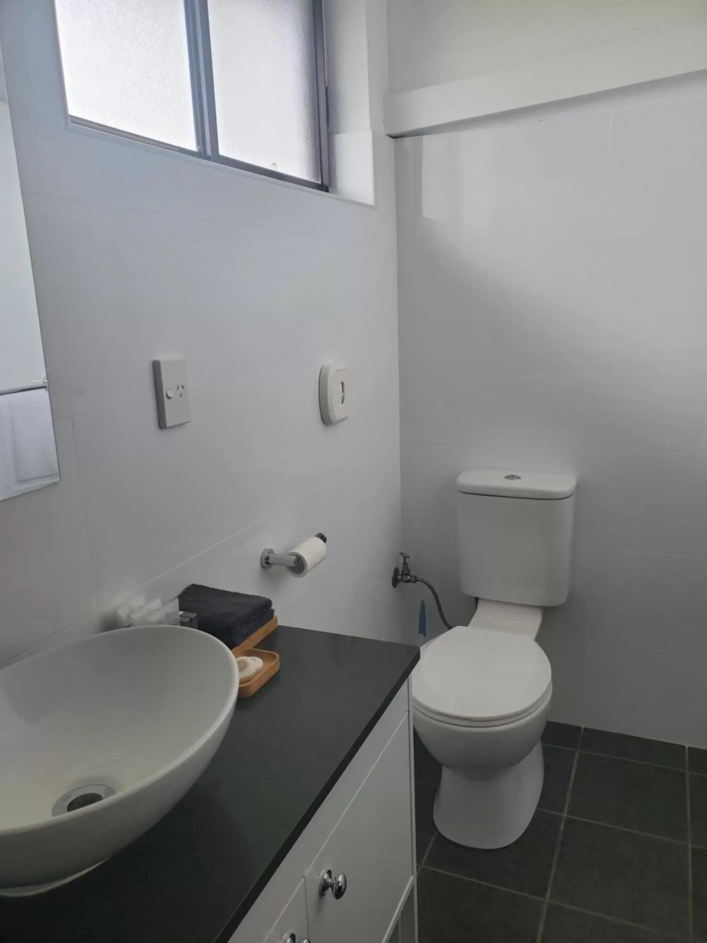 Bathroom in Roydons Motor Inn